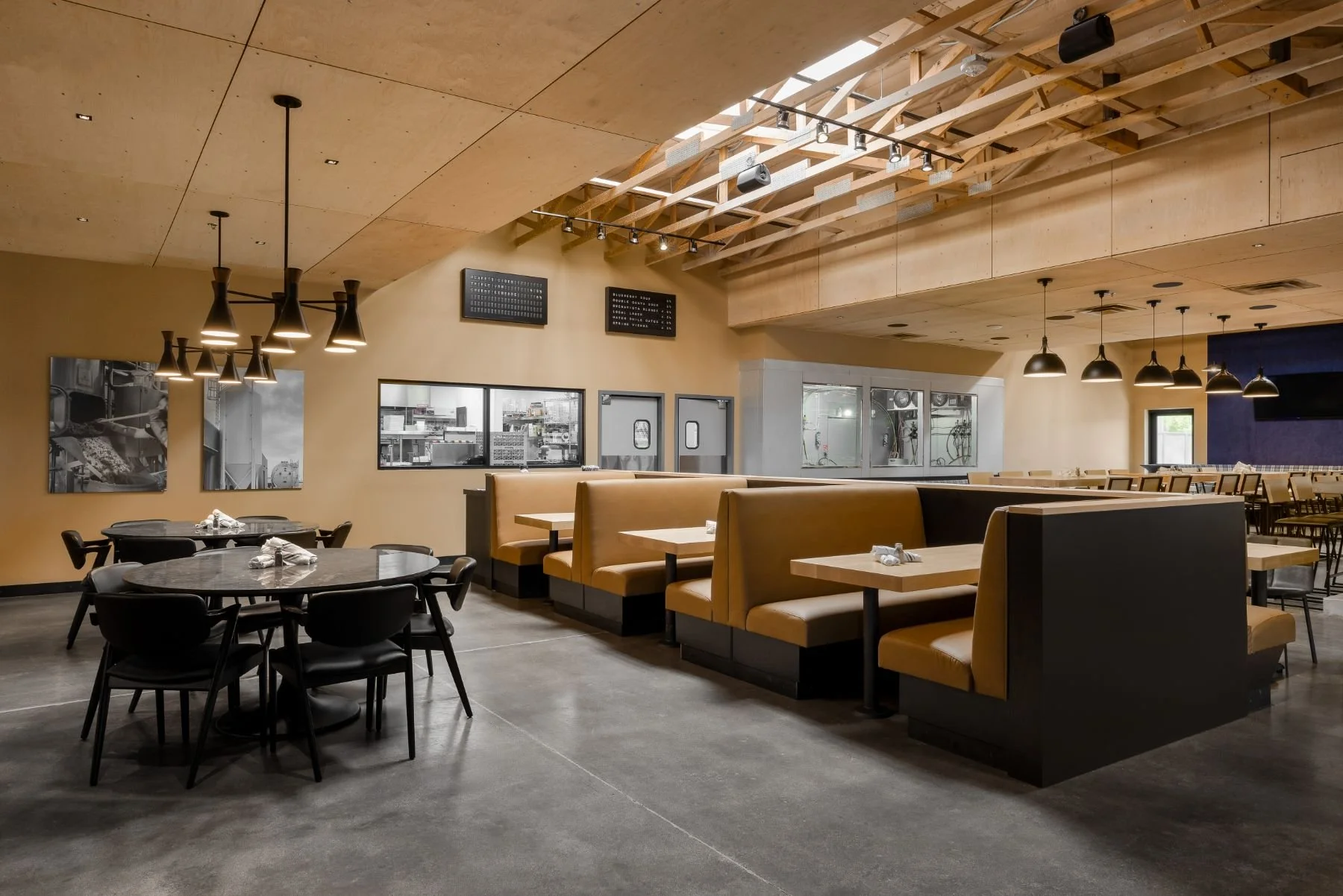 fate-brewing-phoenix-brewery-dining-room-booth-photo-wall.jpeg