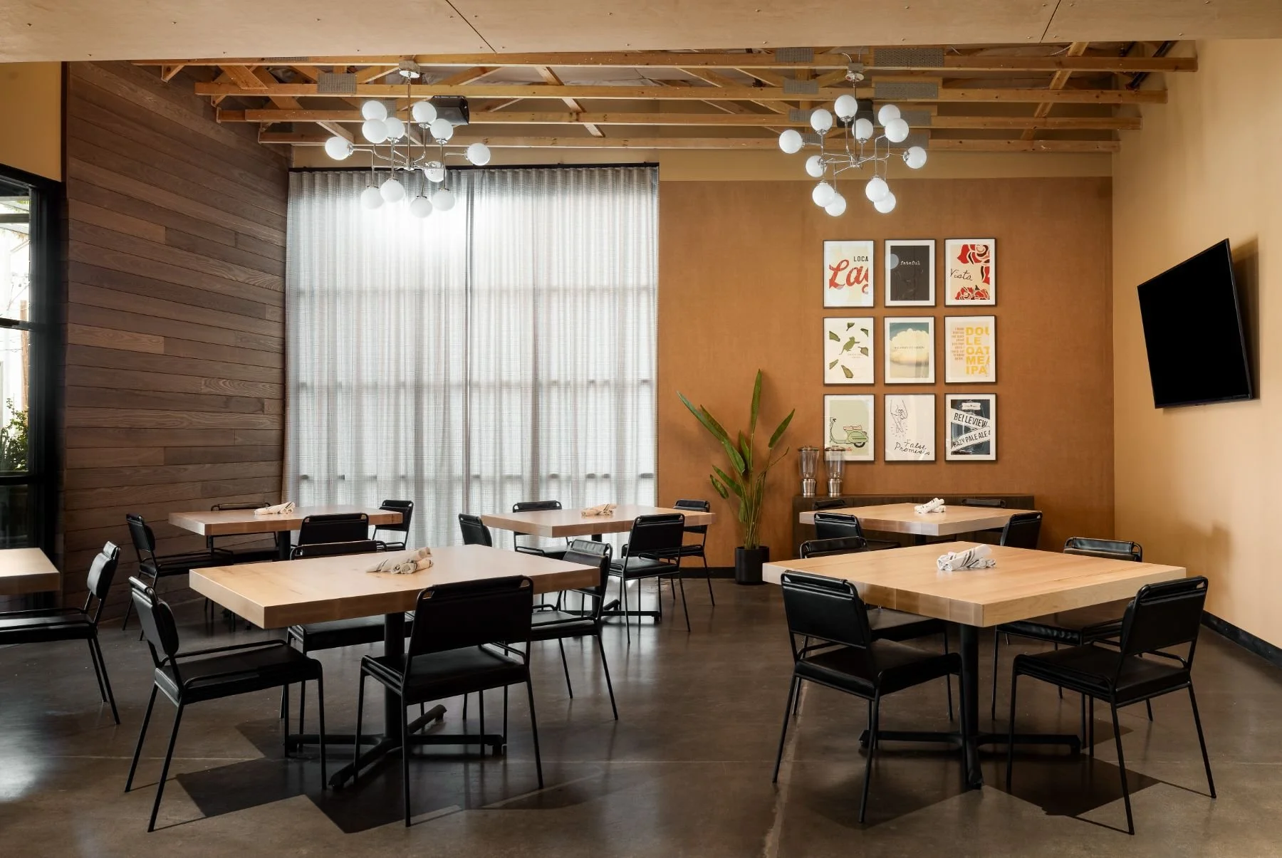 fate-brewing-phoenix-brewery-dining-room-booth-seating.jpeg