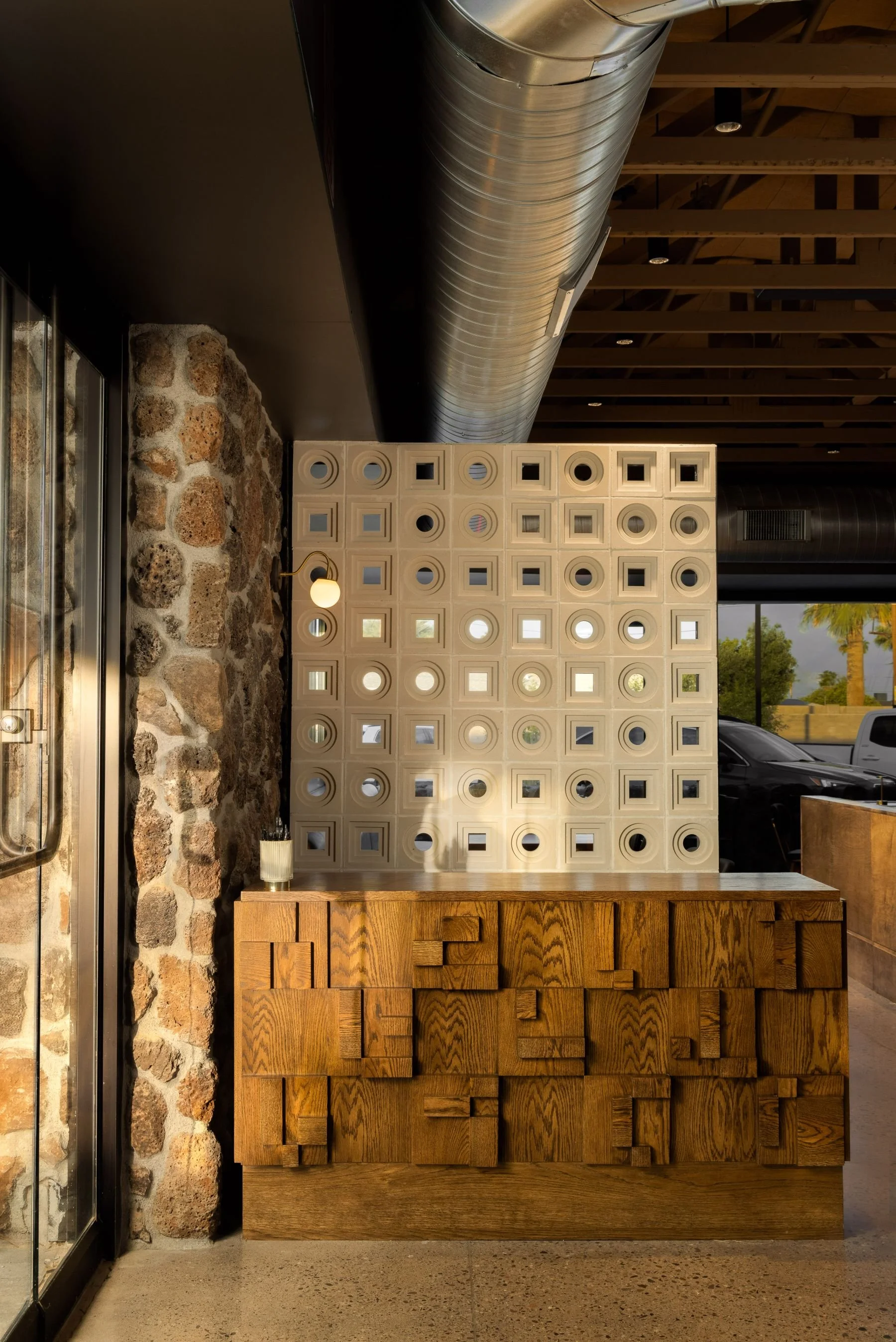 olivers-modern-american-restaurant-decorative-wall-detail.jpeg