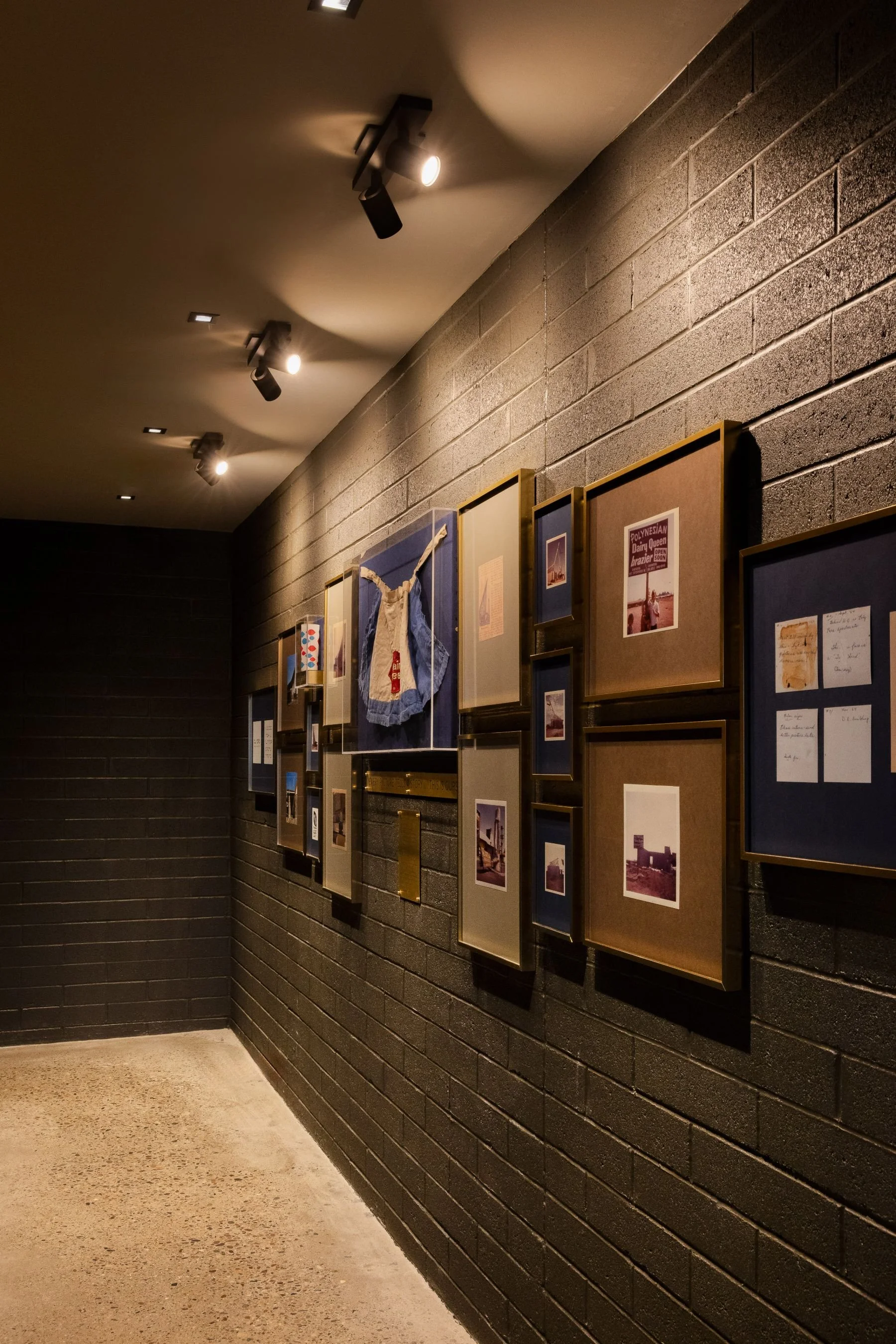 olivers-modern-american-restaurant-art-gallery-wall-design.jpeg
