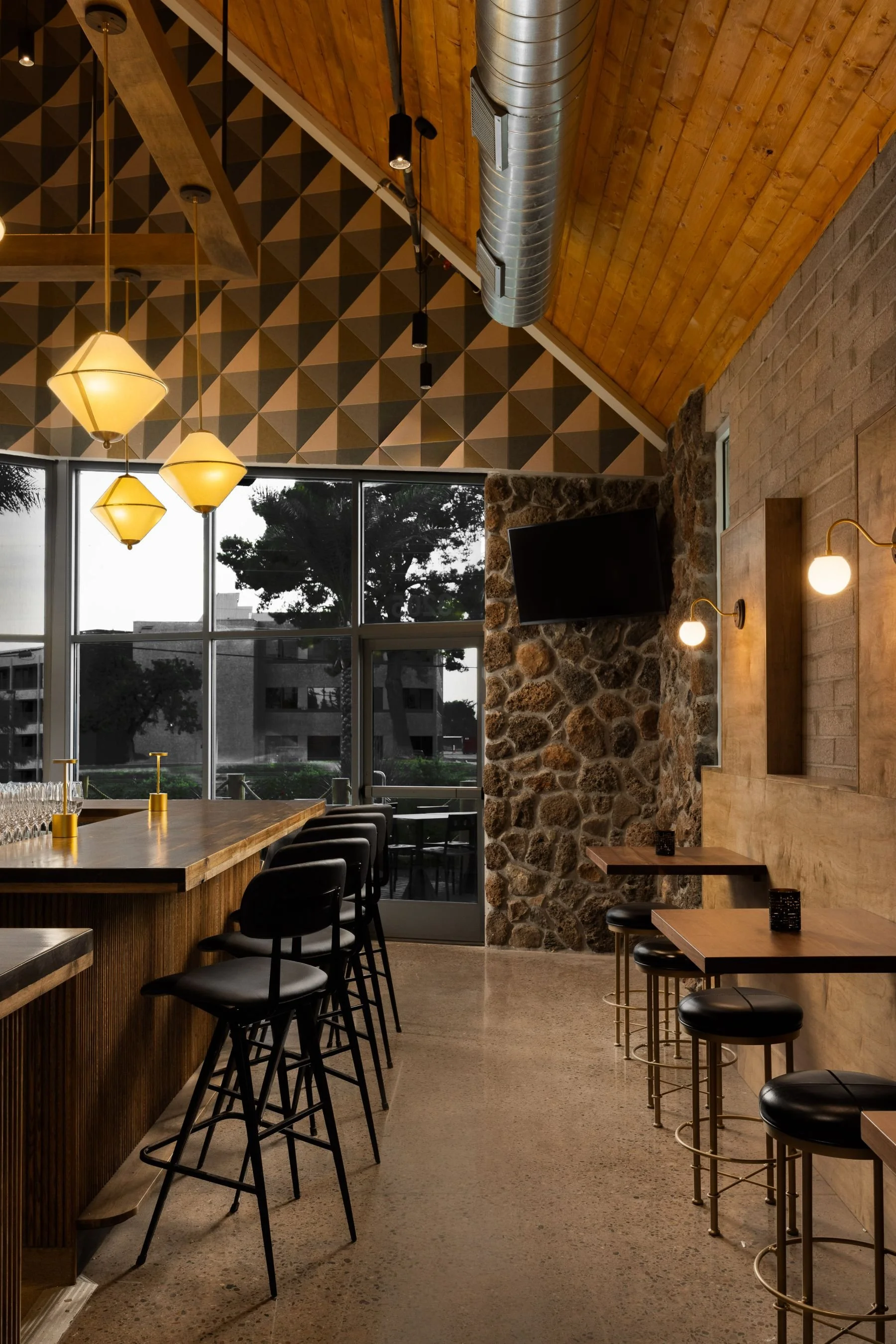 olivers-modern-american-restaurant-dining-room-banquette-design.jpeg