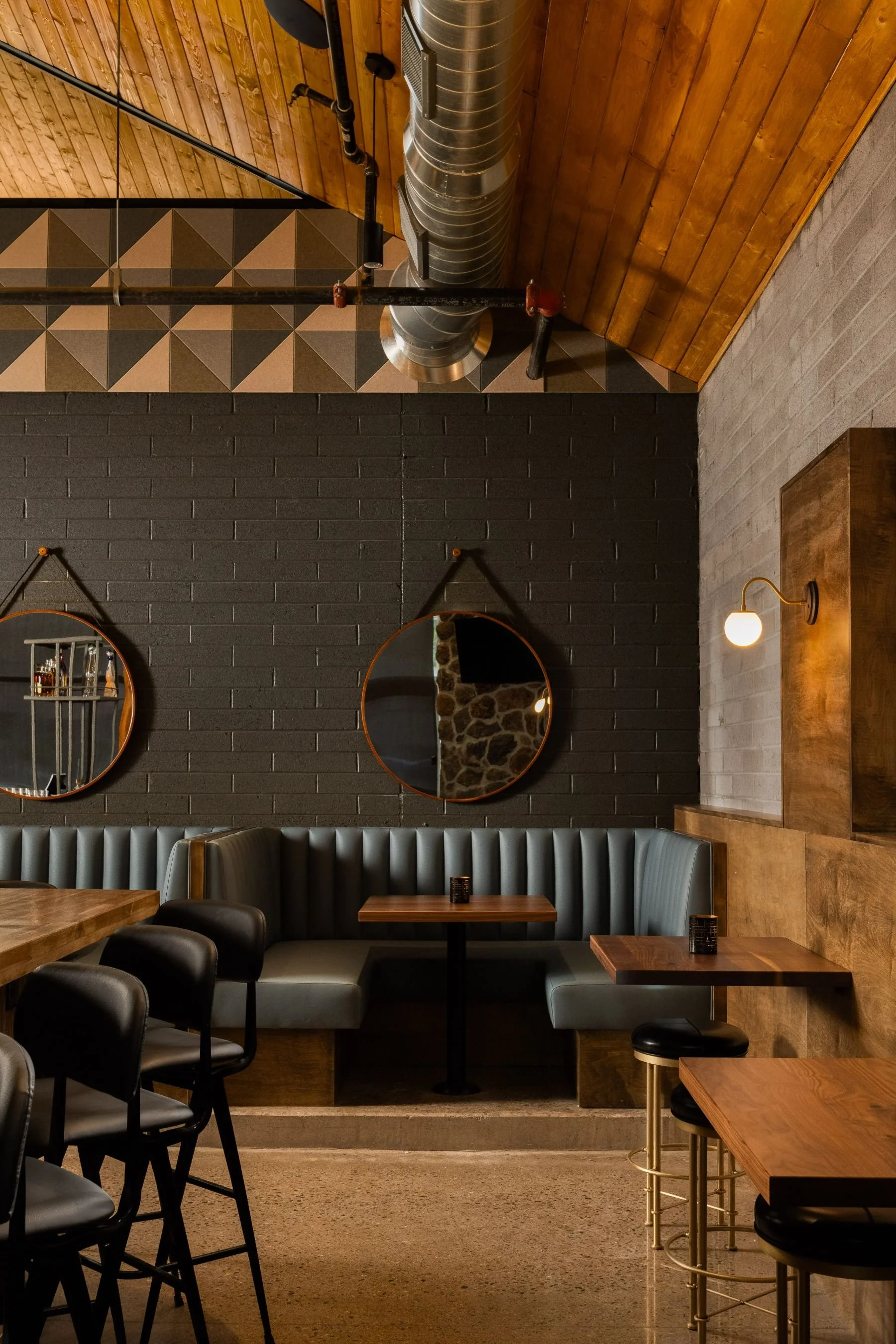 olivers-modern-american-restaurant-bar-interior-wood-ceiling.jpeg