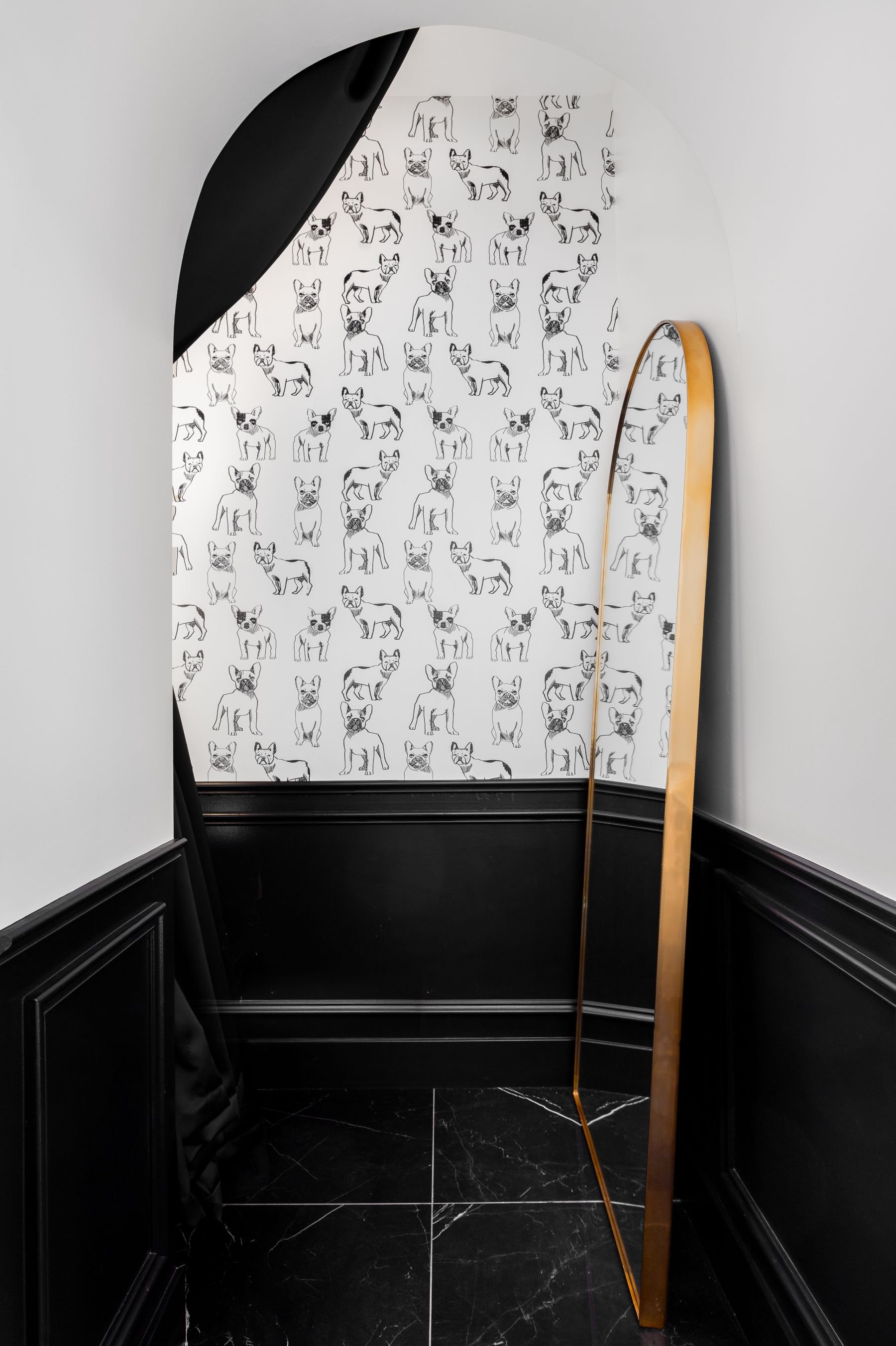 fanse-salon-scottsdale-styling-chair-detail-brass-mirror.jpeg