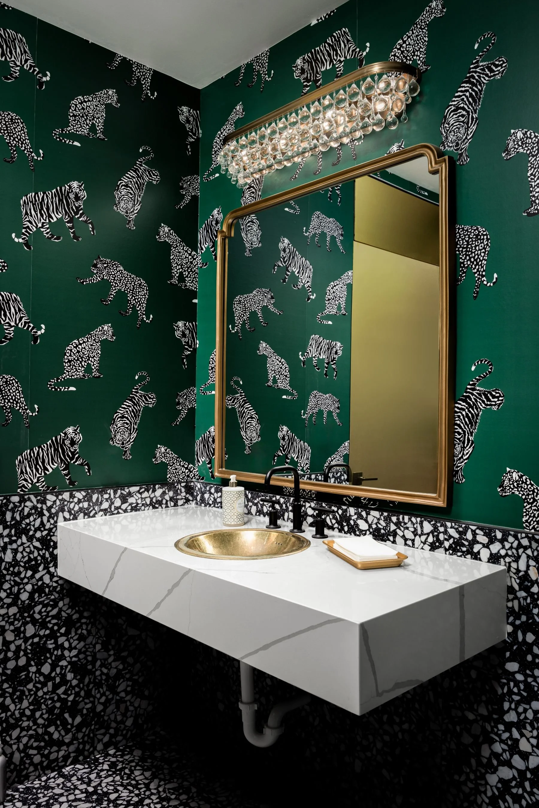 fanse-salon-scottsdale-salon-color-bar-high-end-interior.jpeg