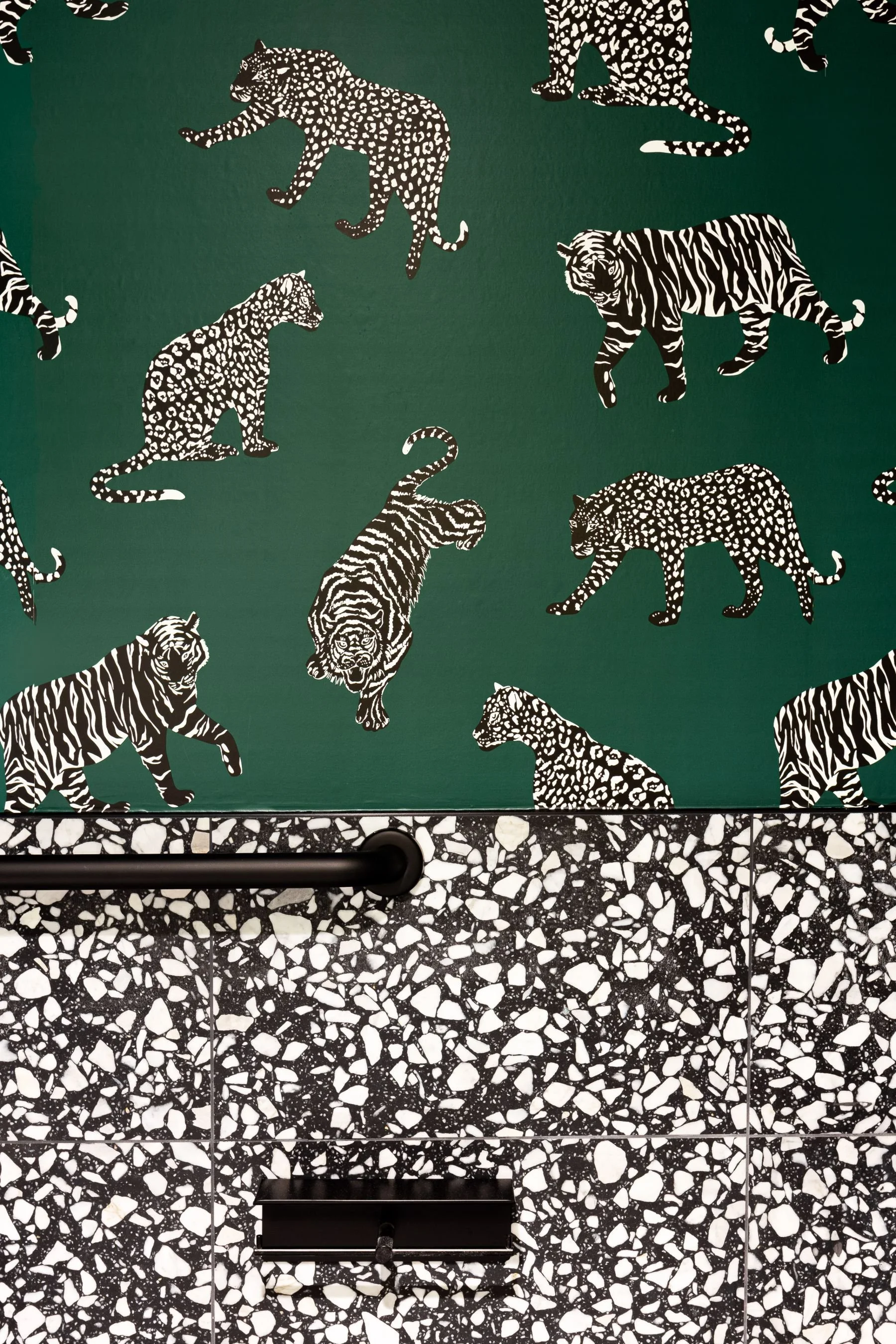 fanse-salon-scottsdale-bathroom-interior-playful-luxury-design.jpeg