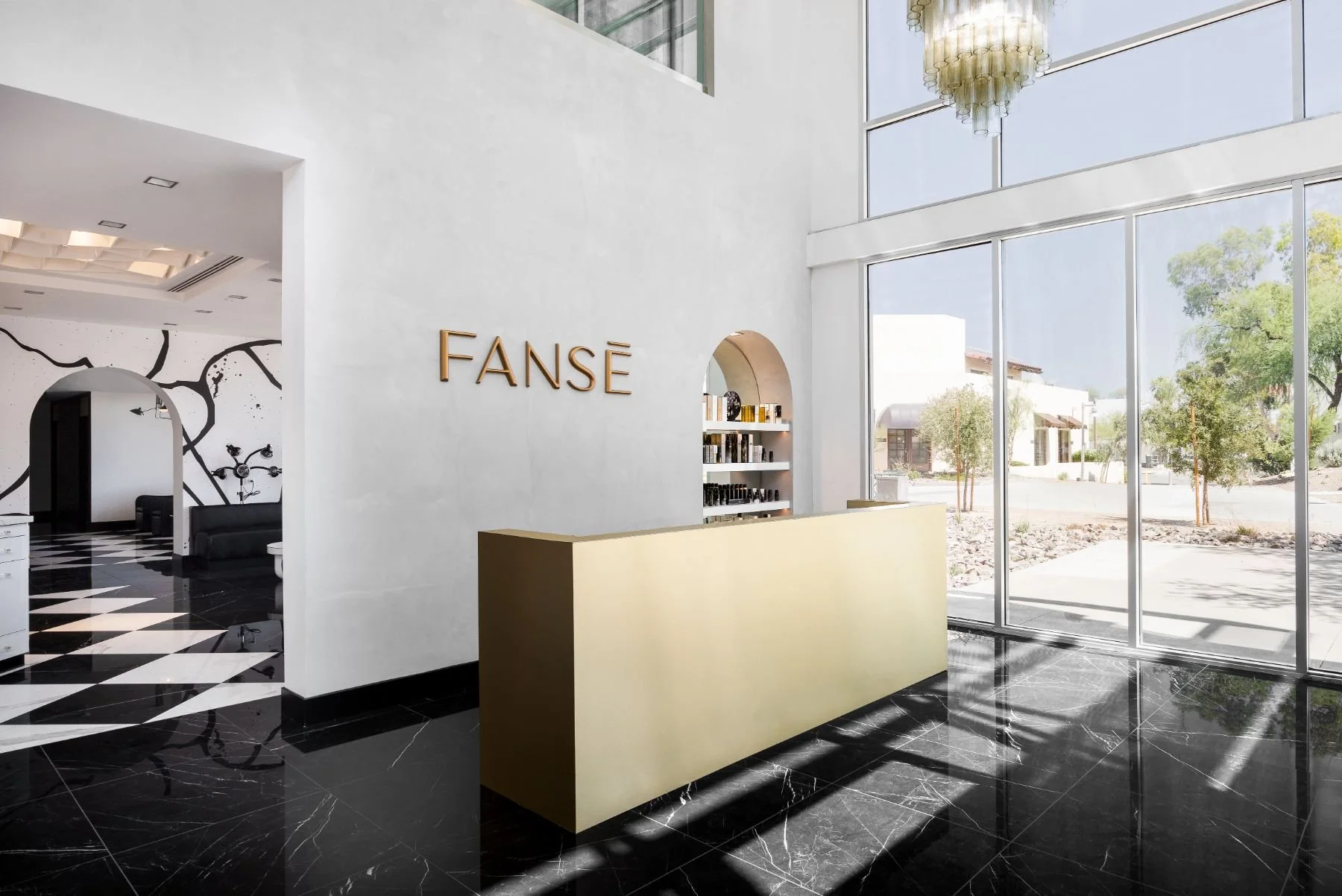 fanse-salon-scottsdale-vanity-mirror-detail-brass-lighting.jpeg