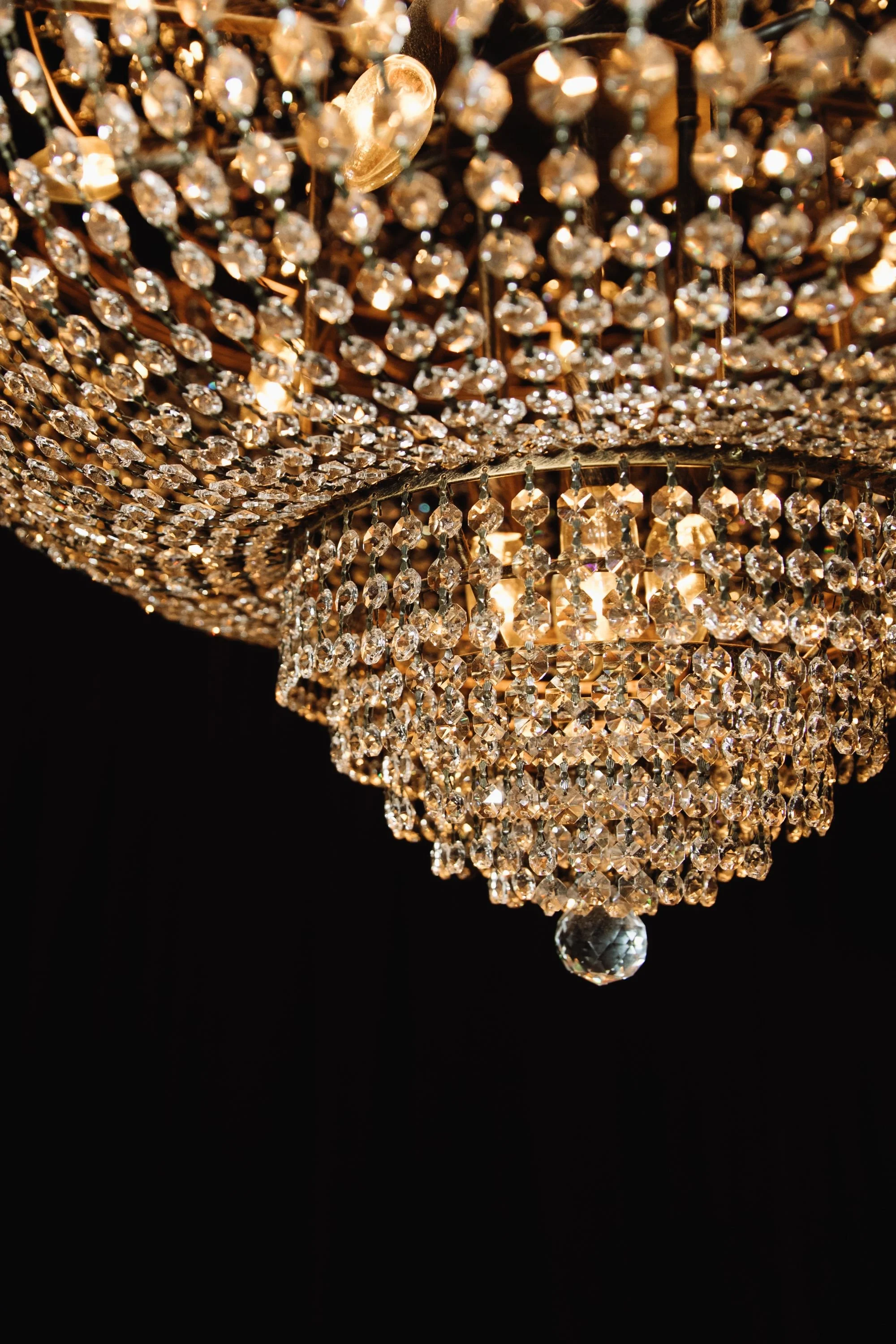 the-guest-house-austin-pdr-crystal-chandelier-detail.jpeg