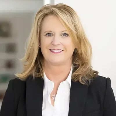 Pati Holmes headshot