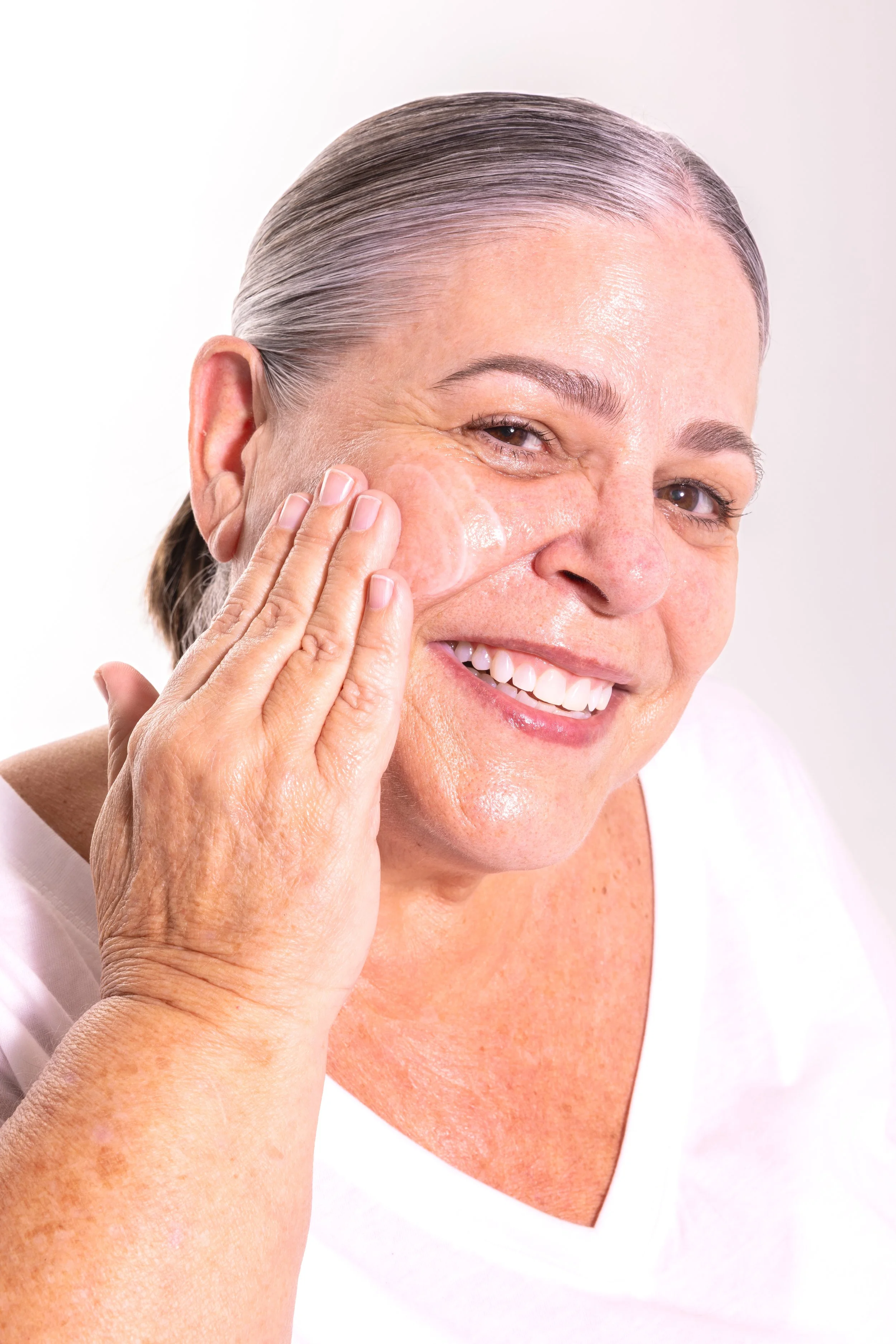 RR_Day1_CamB_AdvancedResurfacingSerum_Model_3089 copy.jpg