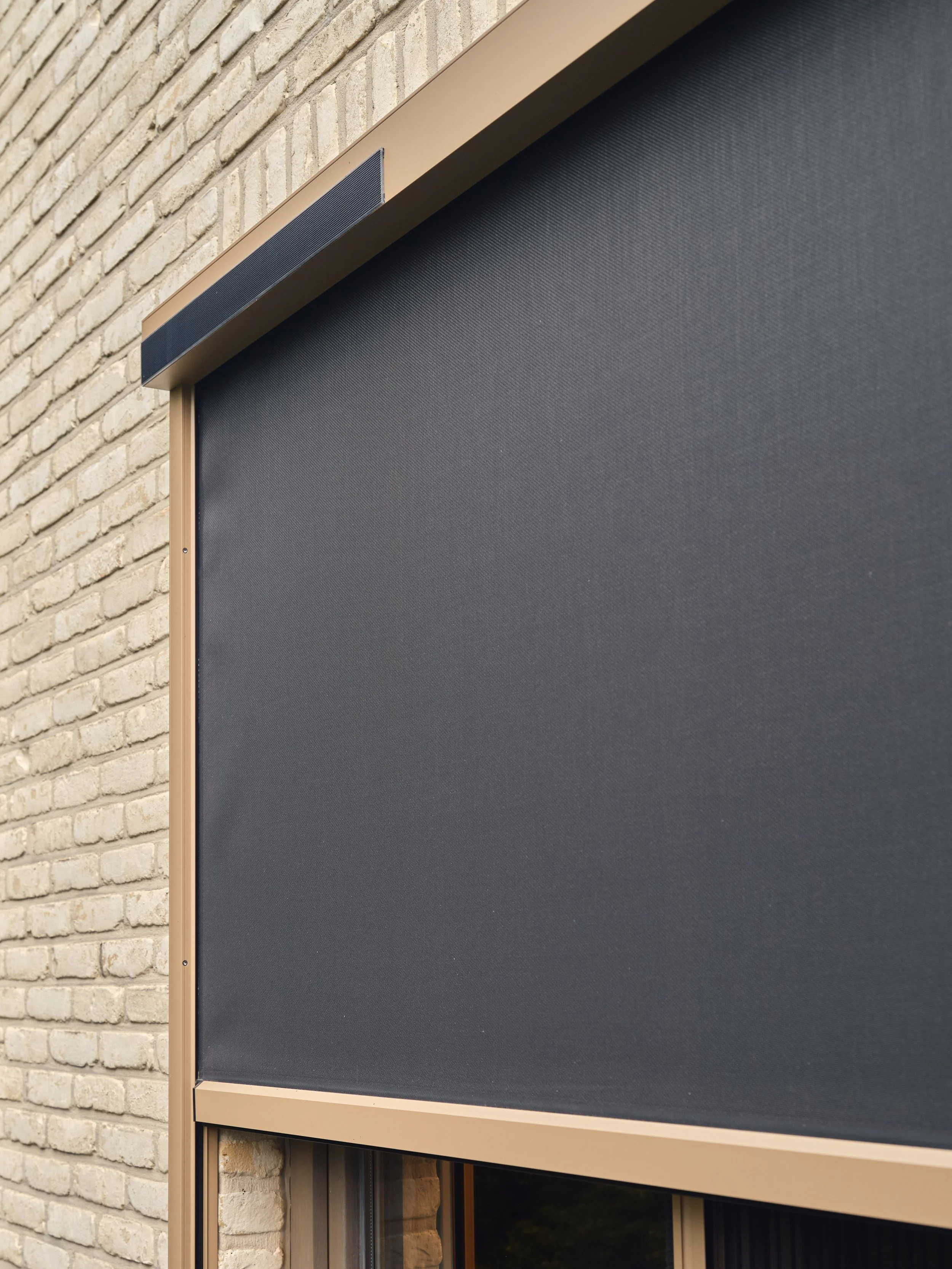 Renson fixscreen Go solar, zonwering op zonne-energie, geplaatst te Lebbeke, Oost-Vlaanderen door Leroy-Alu