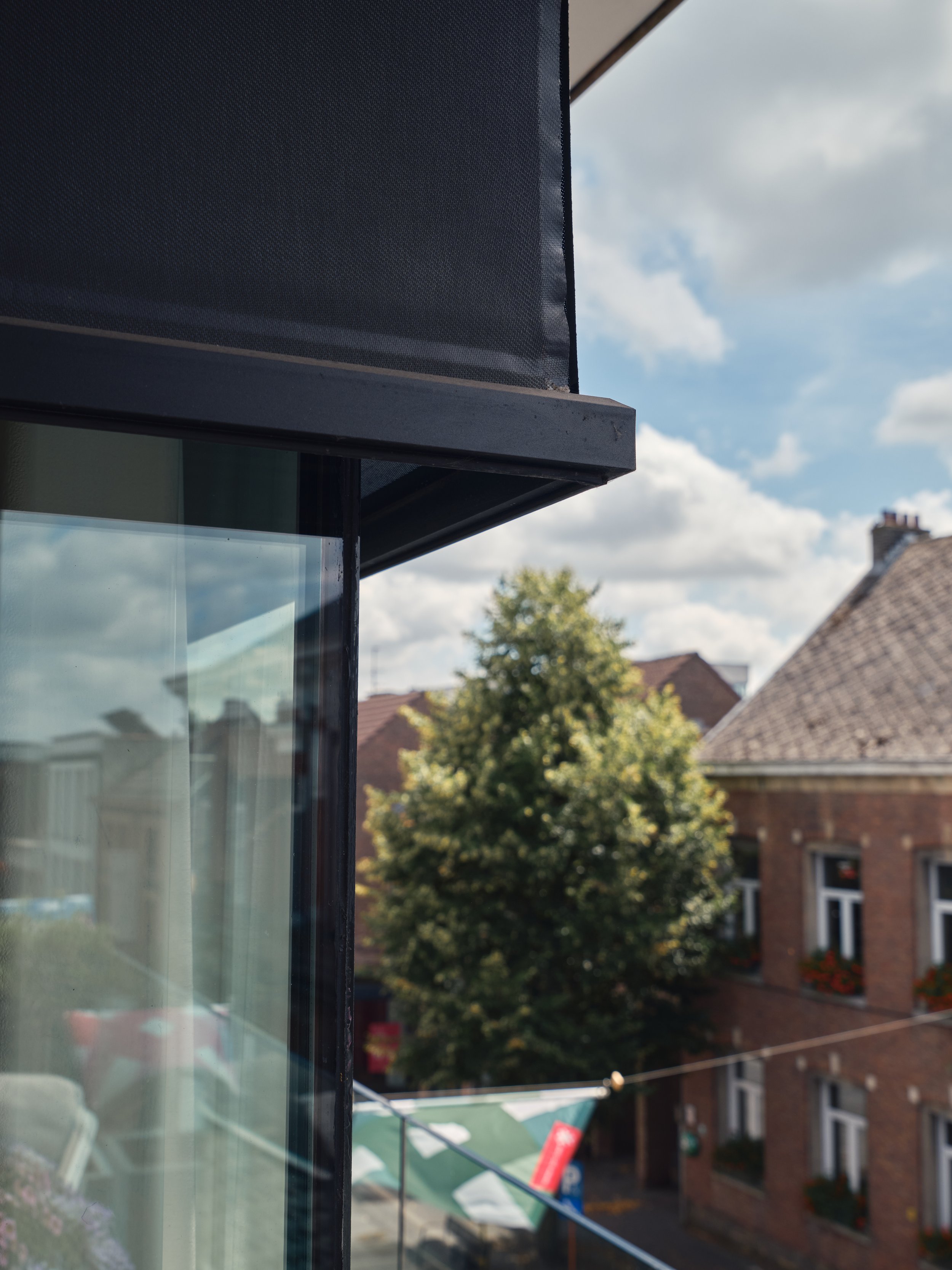 Hoekraam (glas op glas) voorzien van een Panovista max ofwel hoekscreen in zwarte kleur te Bornem, Antwerpen dat geplaatst is door Leroy-Alu