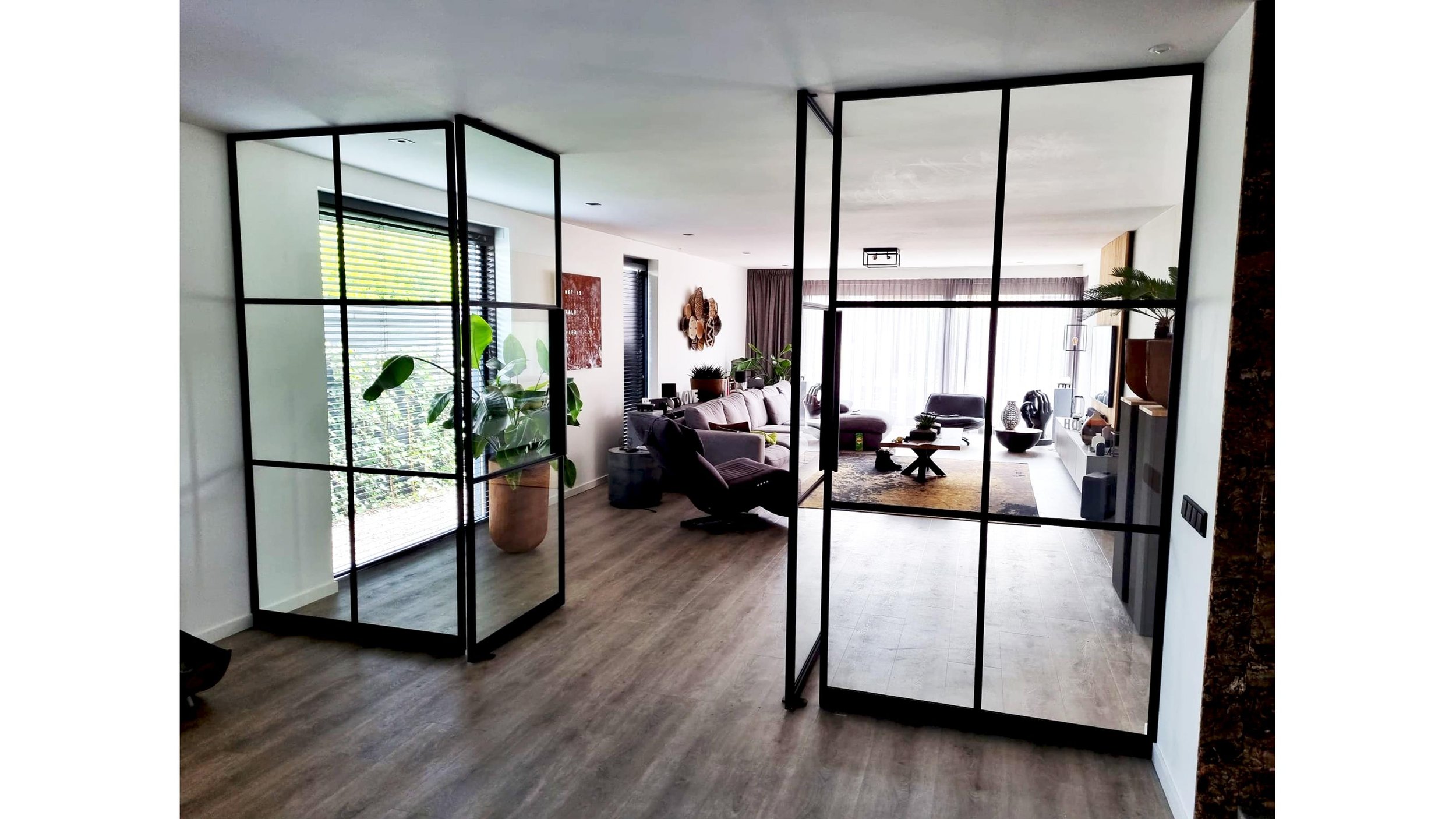 Alusta-flex-dubbele-binnendeur-zwart-pivoterend-open-leroy-alu-Mechelen.jpg