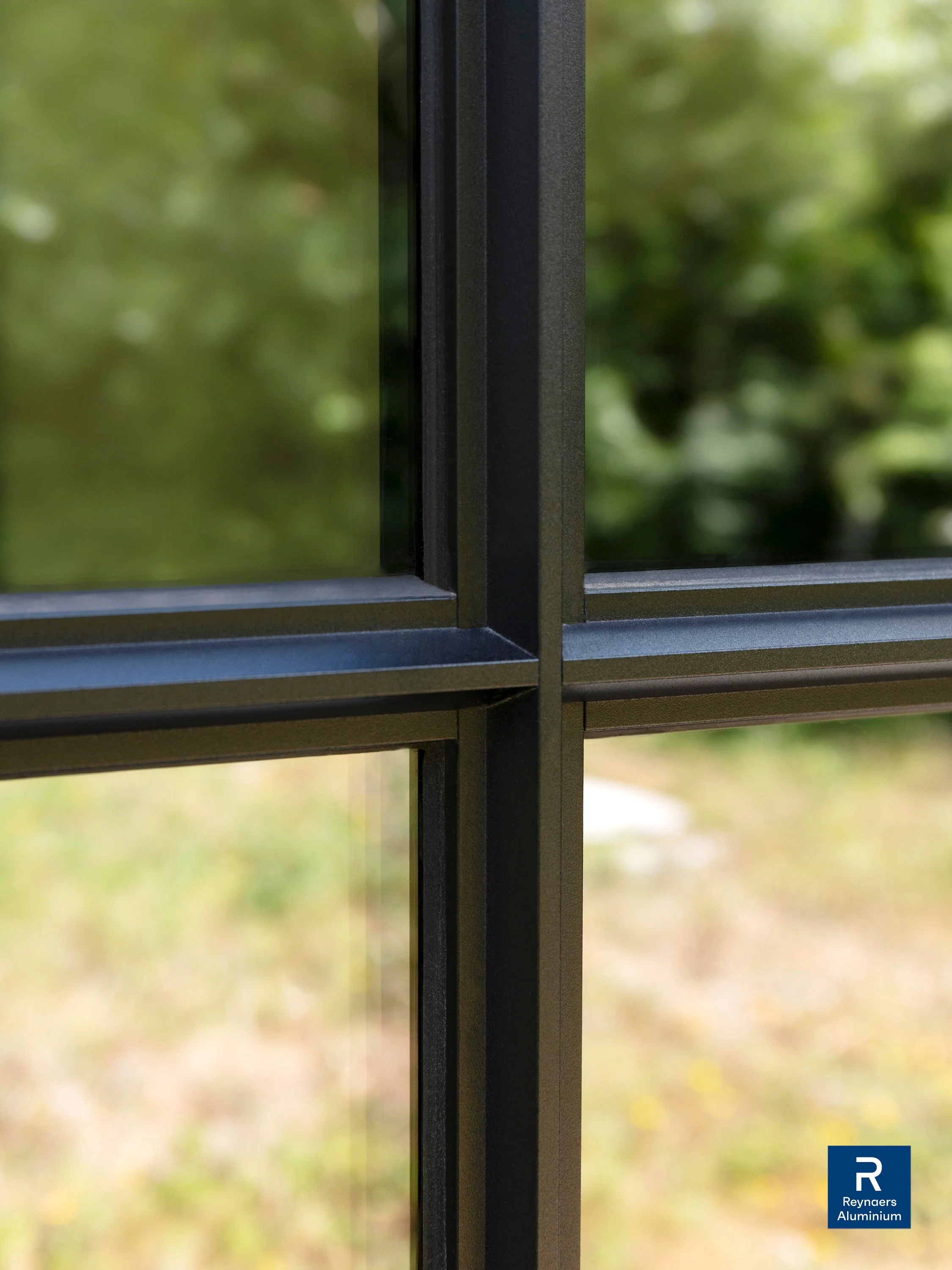 een door leroy-alu steellook raam geplaatst met tussen verdeling, kleur zwart