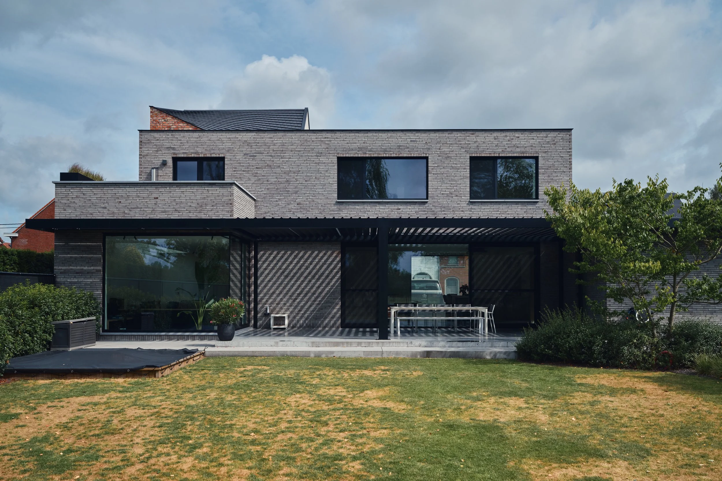 Moderne, stenen huis voorzien van zwarte Reynaers aluminium ramen en deuren, masterline 8, te Puurs-Sint-Amands, Antwerpen geplaatst door Leroy Alu