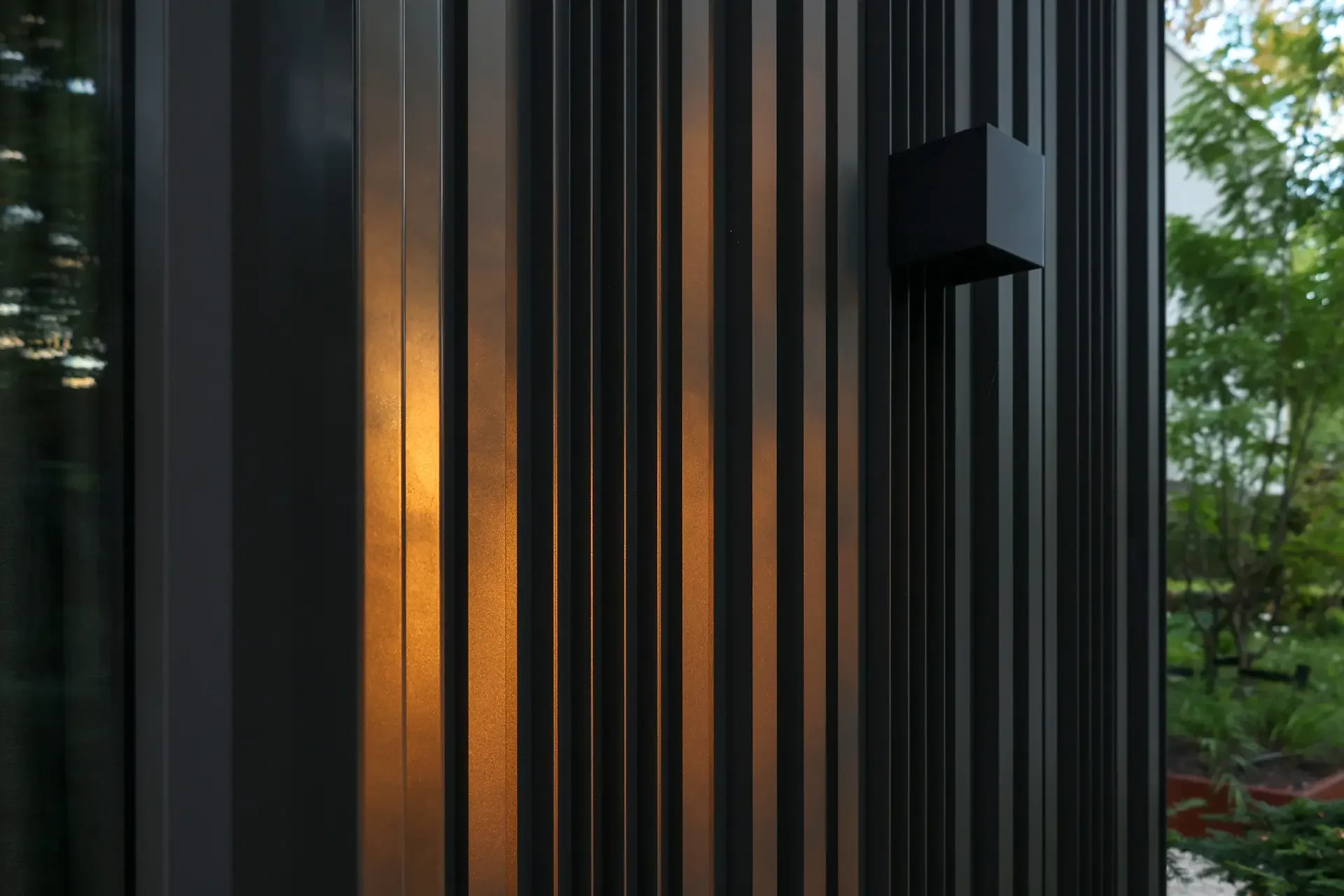 Zwarte aluminium gevelbekleding in gemixt patroon, type linarte, geplaatst in Edegem, Antwerpen door Leroy-alu