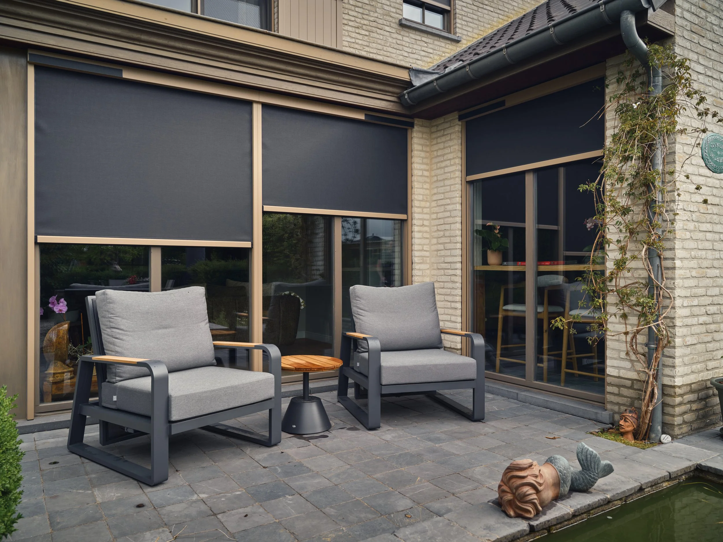 Renson fixscreens solar screens op zonne-energie op zuidgerichte gevel in Lebbeke, Oost-Vlaanderen