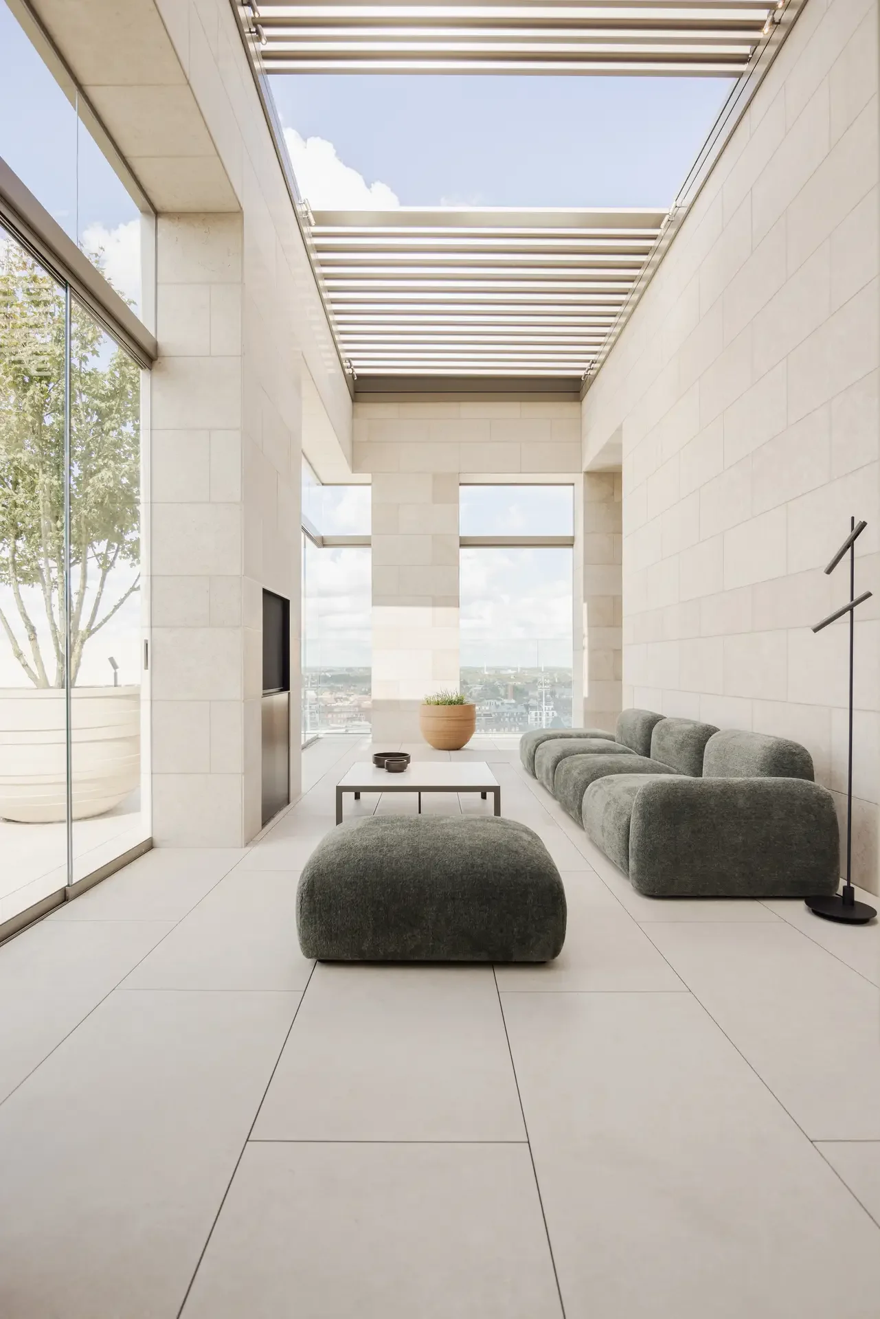 Moderne penthouse voorzien van een Renson lamellendak te Dendermonde, Oost-Vlaanderen, geplaatst door Leroy-Alu