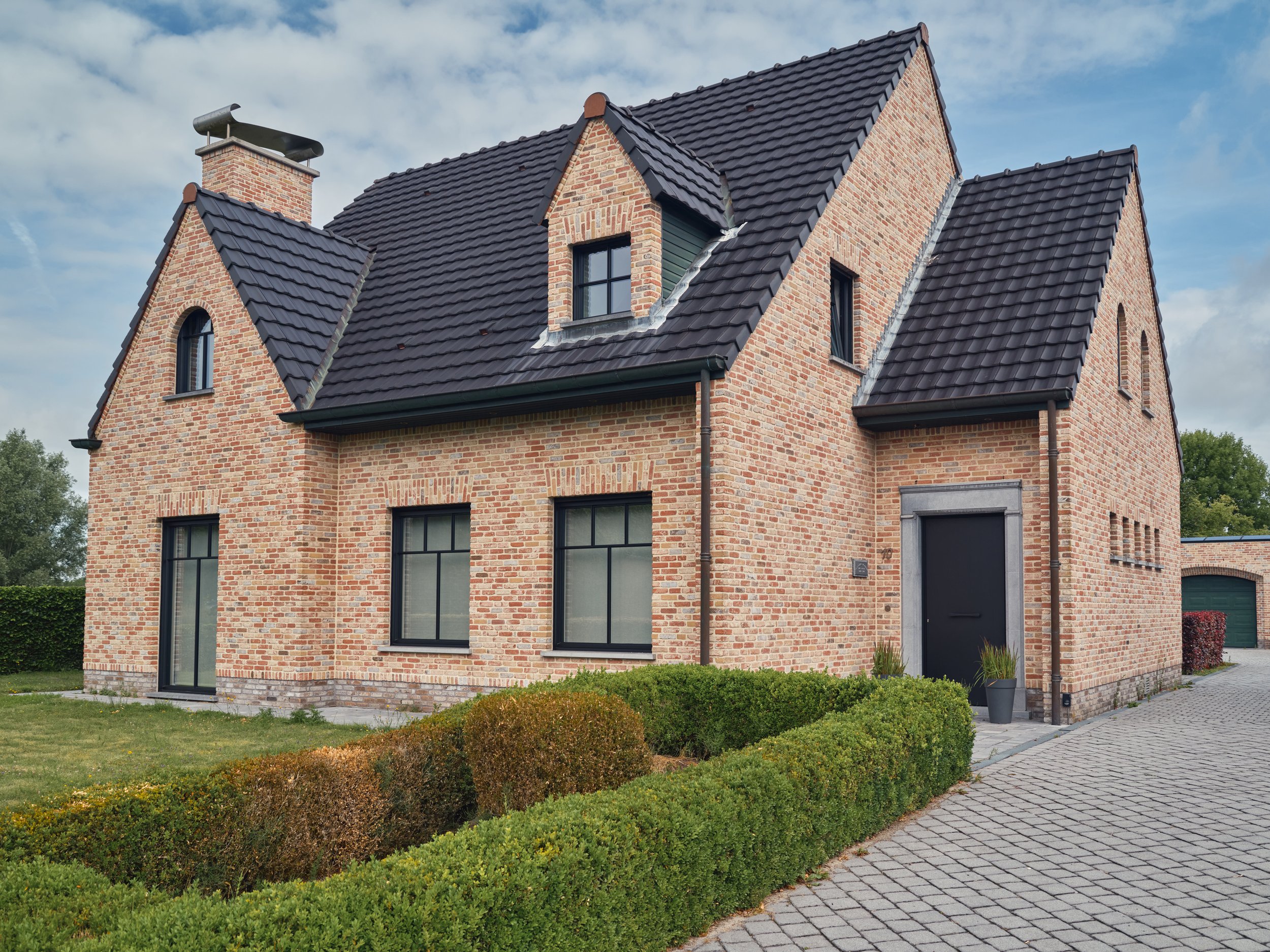 Klassieke pastorijwoning voorzien van zwarte Reynaers aluminium steellook ramen en deuren, geplaatst in Malderen, Vlaams-Brabant door Leroy-Alu