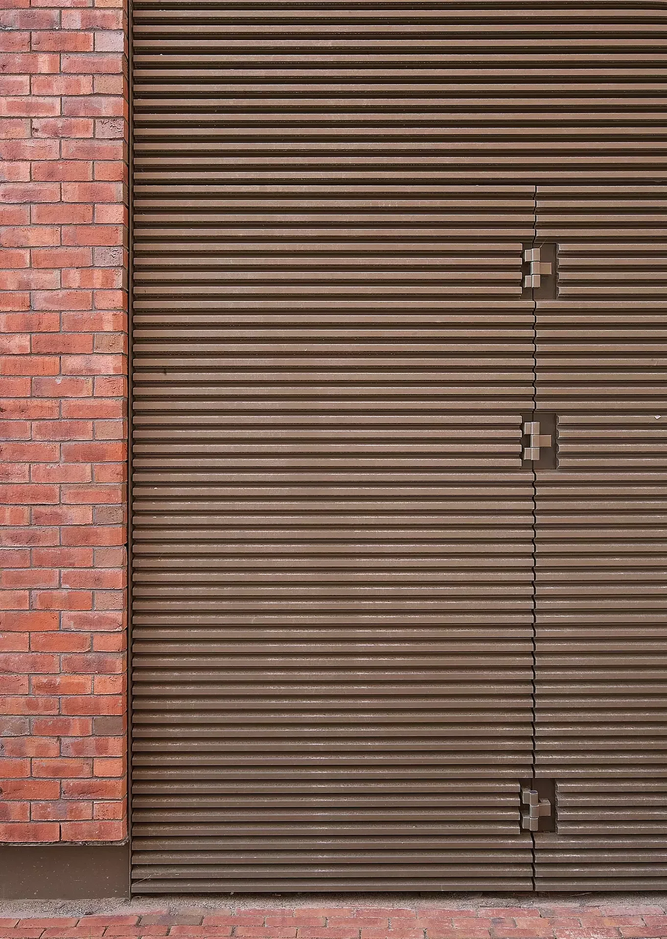 Bruine horizontale aluminium gevelbekleding op deur, geplaatst in Heist-op-den-berg, Antwerpen door Leroy-Alu