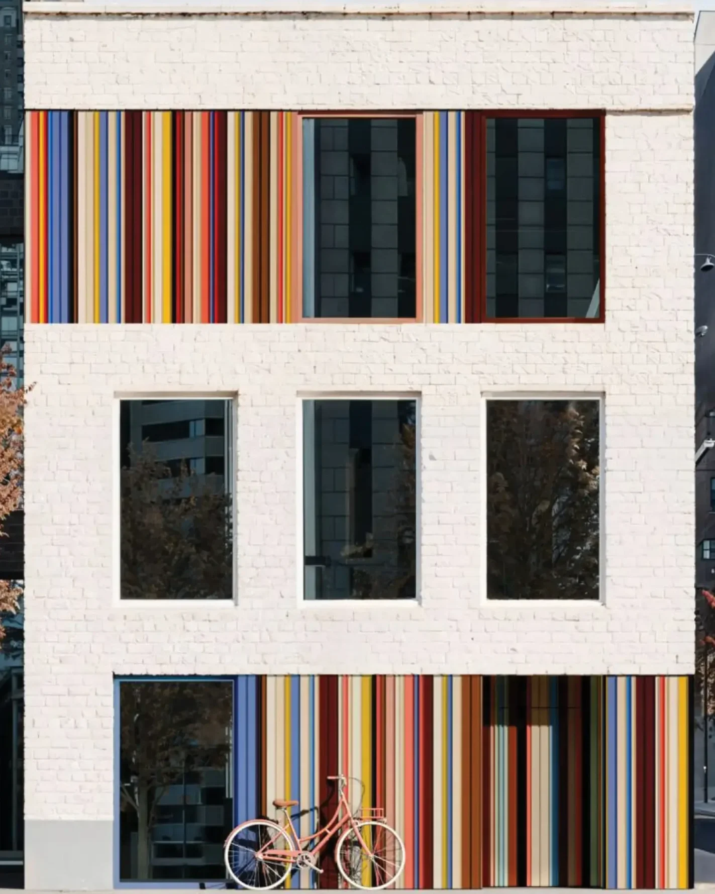 Multicolor aluminium gevelbekleding (Linarte) op moderne woning te Antwerpen, geplaatst door Leroy-alu