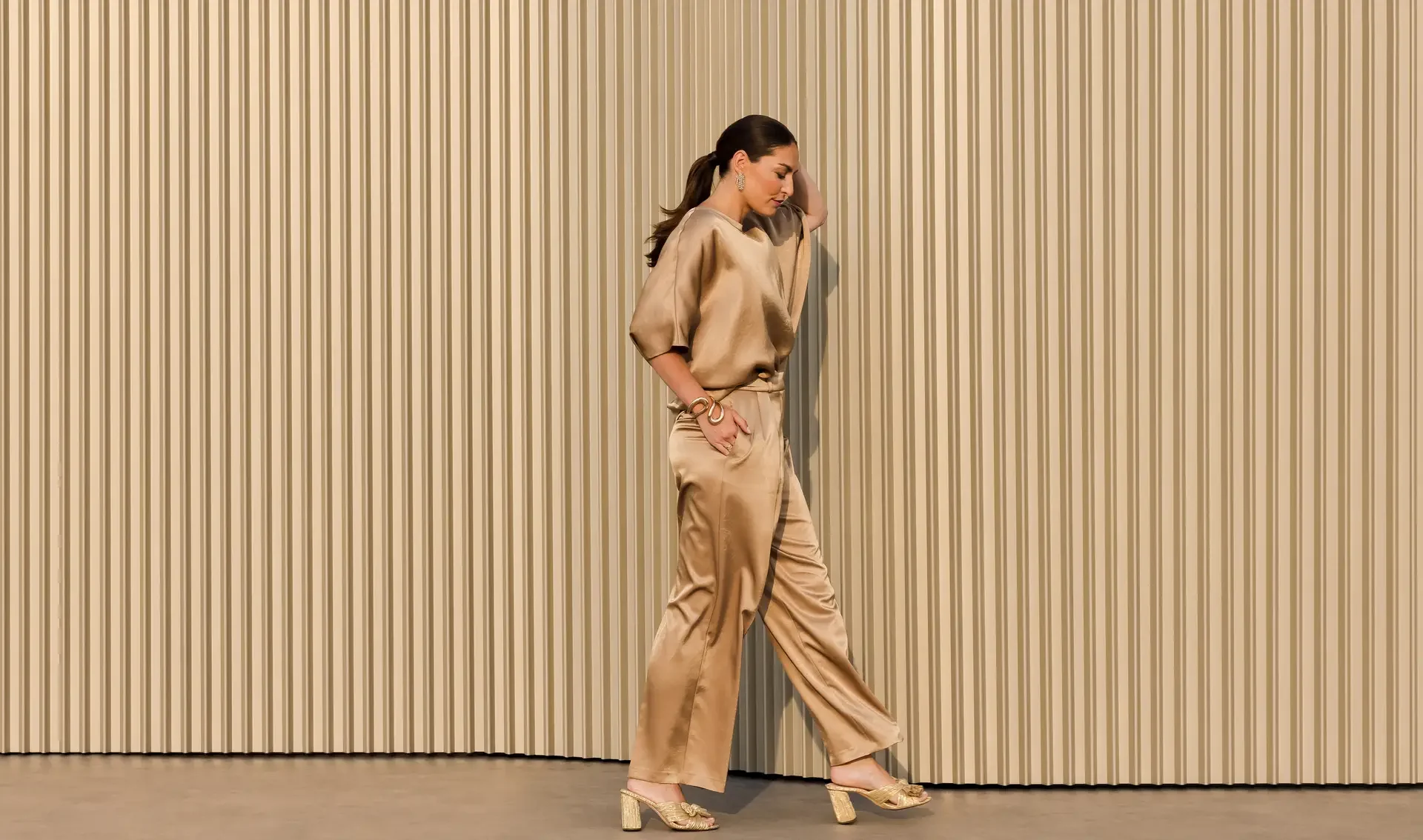 Moderne aluminium gevelbekleding (Linarte) in goudkleur (andonisatie)