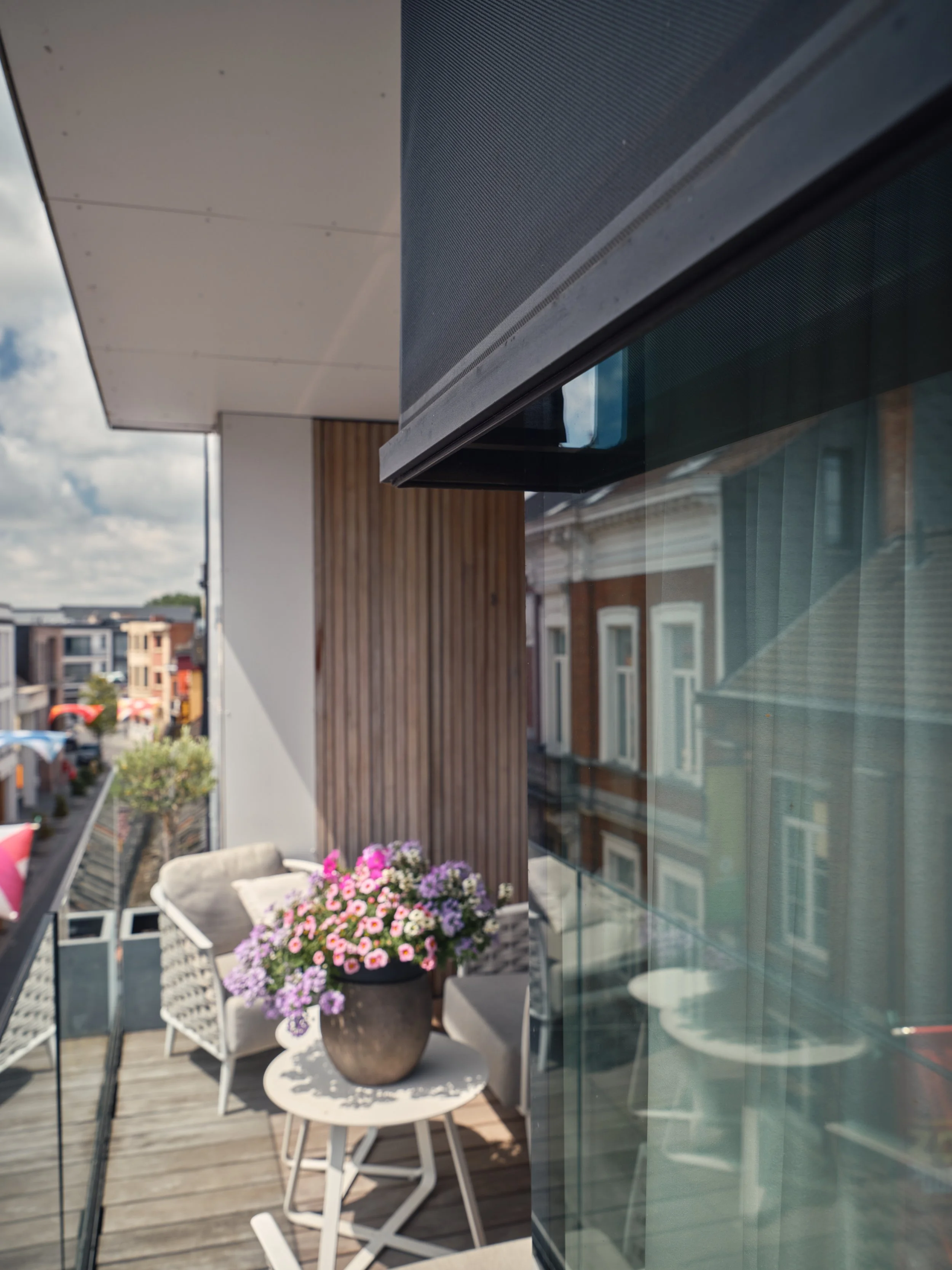 Renson panovista doek zonwering geplaatst op hoekraam in Bornem, Antwerpen door Leroy Alu