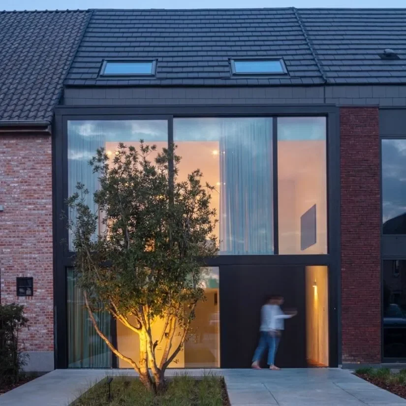 Moderne woning voorzien van Reynaers Aluminium ramen en deuren in zwarte kleur, profiel Masterline 8, geplaatst te Bornem, Antwerpen door Leroy-Alu