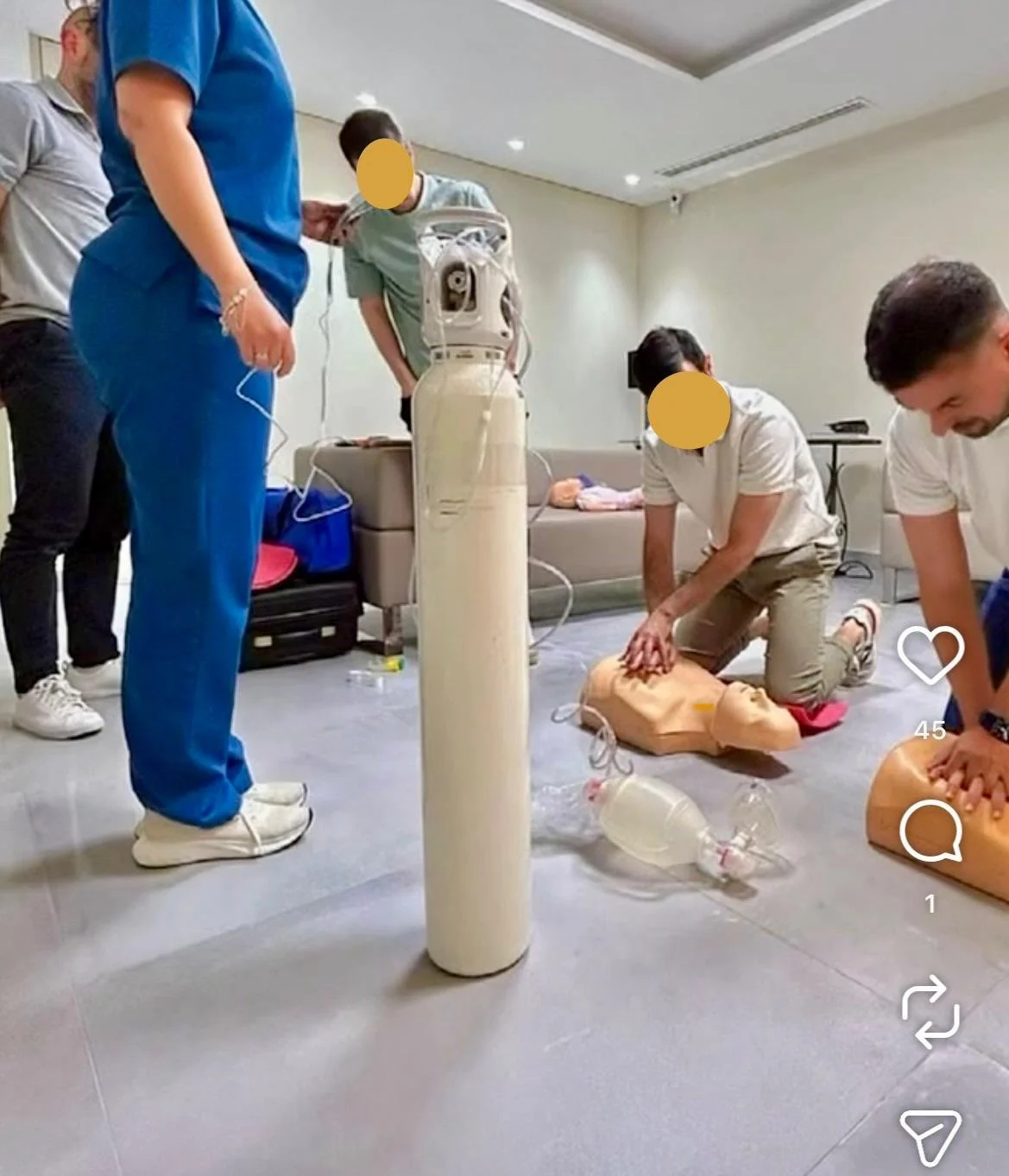 Personas practicando técnicas de reanimación en un curso de primeros auxilios usando maniquíes y equipo médico.