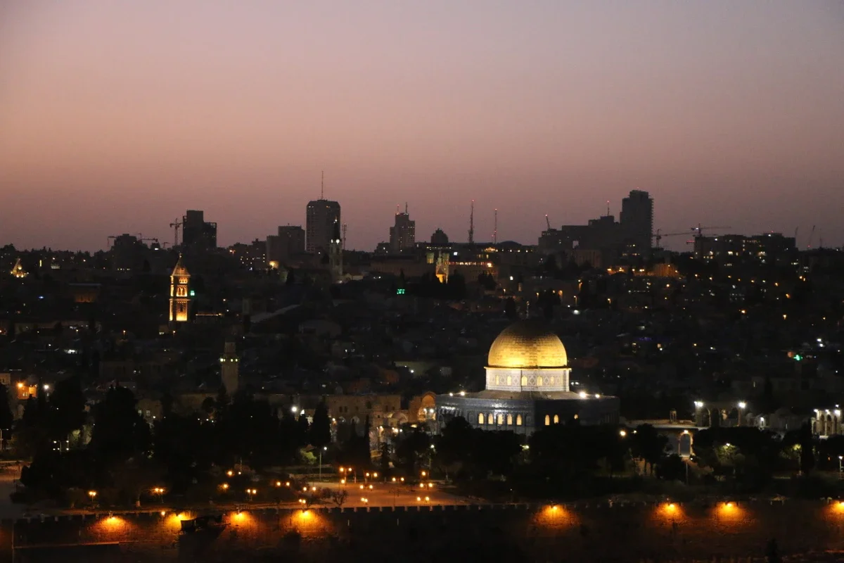 In Jerusalem, A Middle-Aged Jew Decided to Walk Away 在耶路撒冷，一个中年犹太男人决定出走