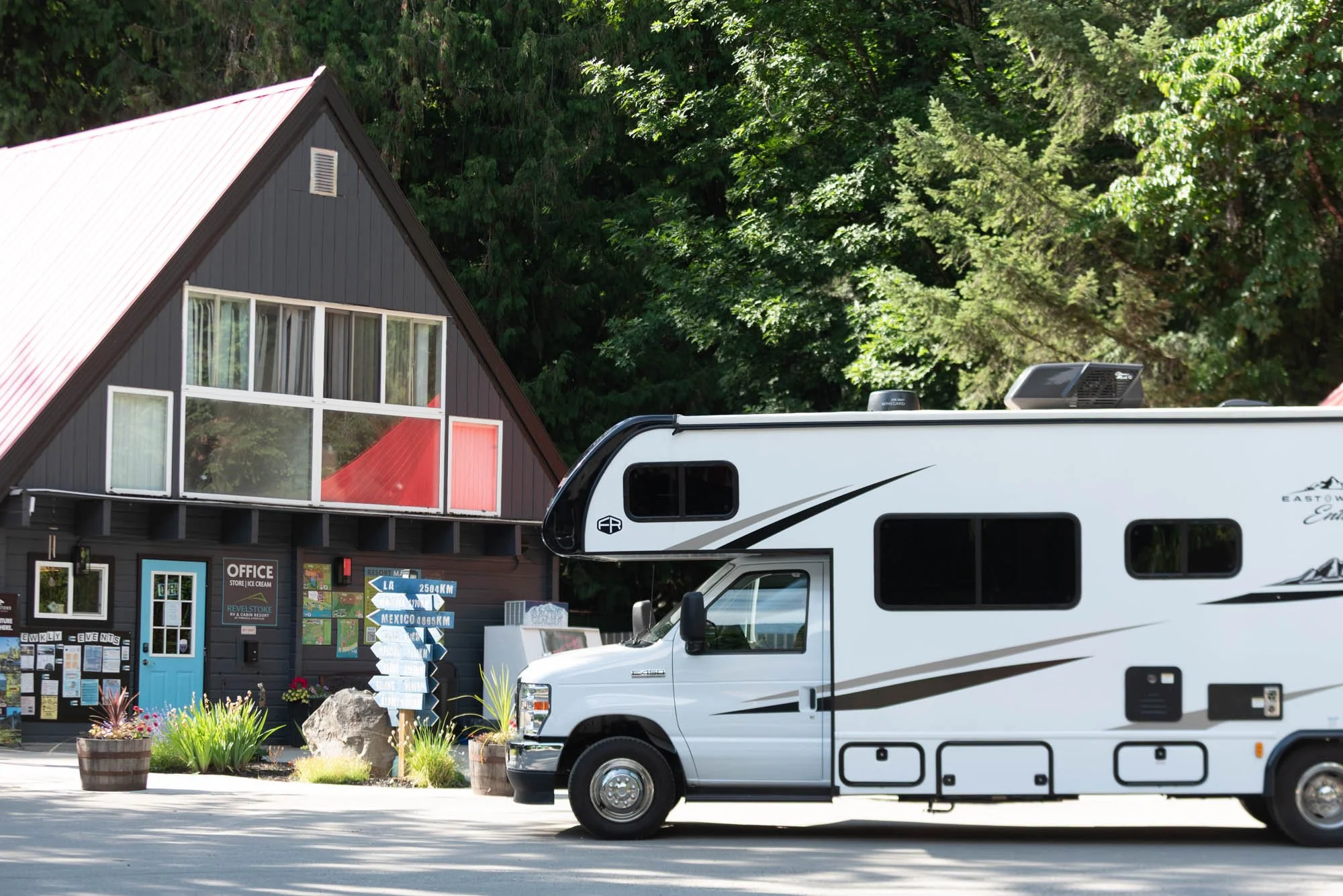 Flying In and Renting an RV? Your Guide to a Rocky Mountain Road Trip with Pinnacle Lifestyles
