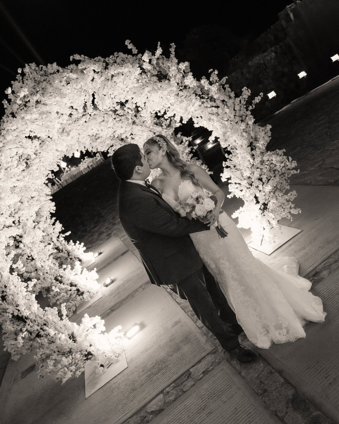Luces bajas, chispas en el aire.
Y todo exactamente en su lugar.
Mya &amp; Victor.