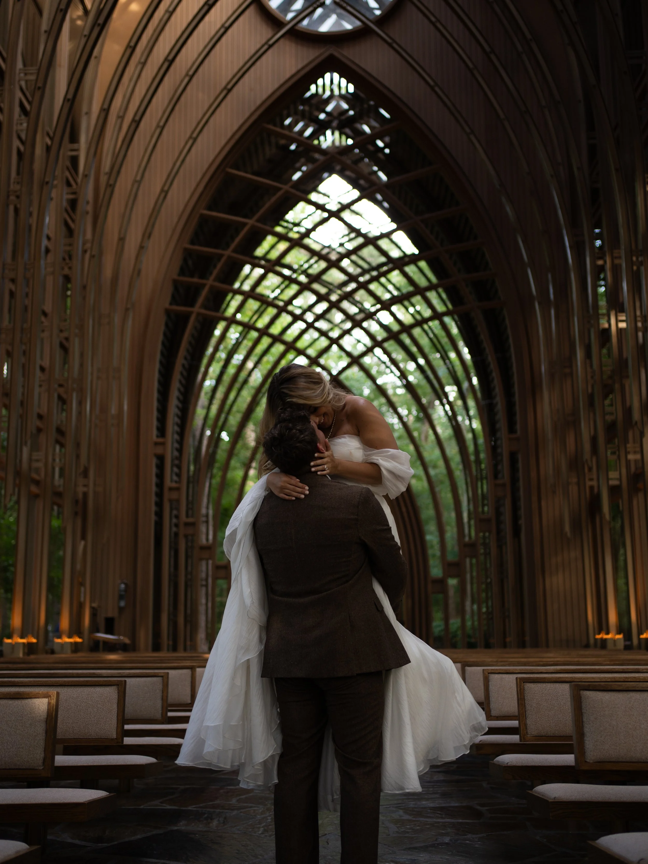 Bride and Groom wedding portraits at Mildred B. Cooper Memorial Chapel in Bella Vista, Arkansas