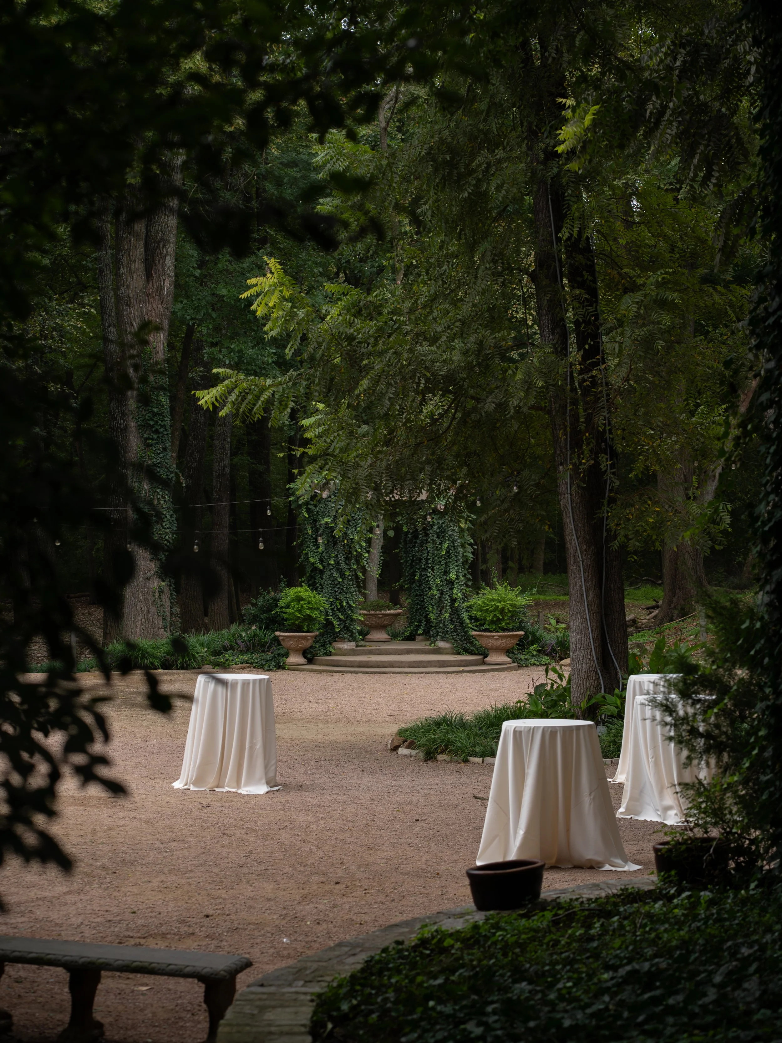 An inviting outdoor cocktail hour space in Waxahachie, Texas, set among trees with a relaxed and elegant atmosphere.