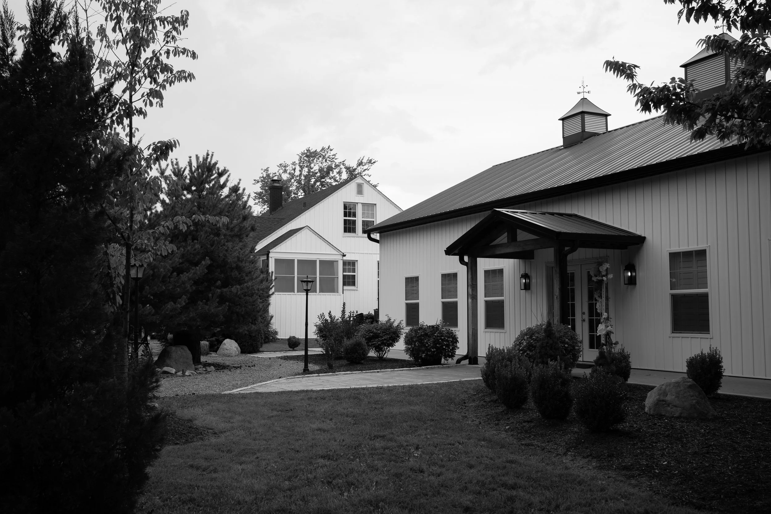 A timeless black-and-white view of a wedding venue in O’Fallon, MO, highlighting charm and simplicity.