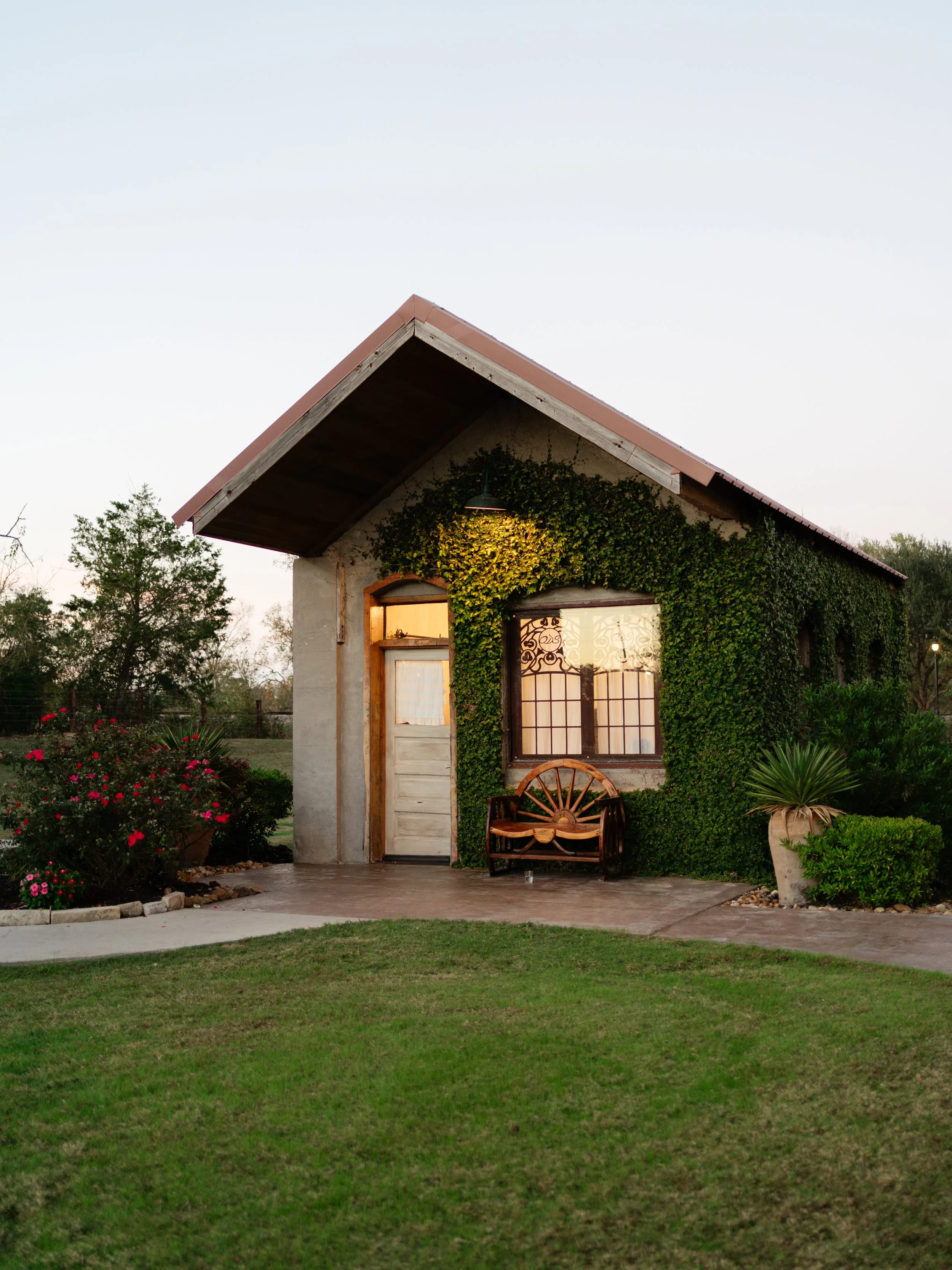A charming Montgomery, TX wedding venue exterior bridal suite surrounded by greenery, setting the tone for a romantic and intimate celebration.