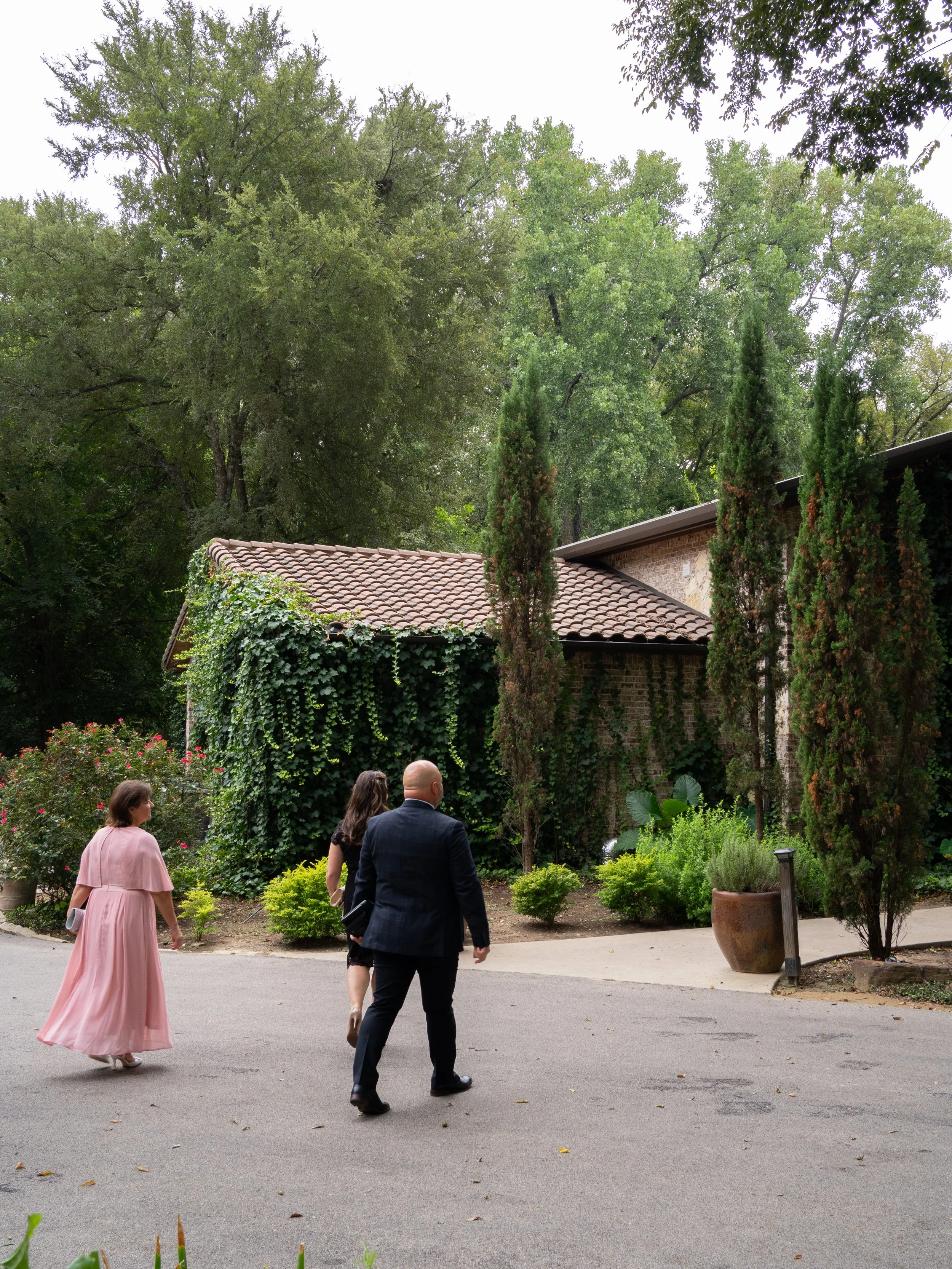 Guests arrive at a Waxahachie, TX wedding venue, capturing the natural flow and anticipation of the day.