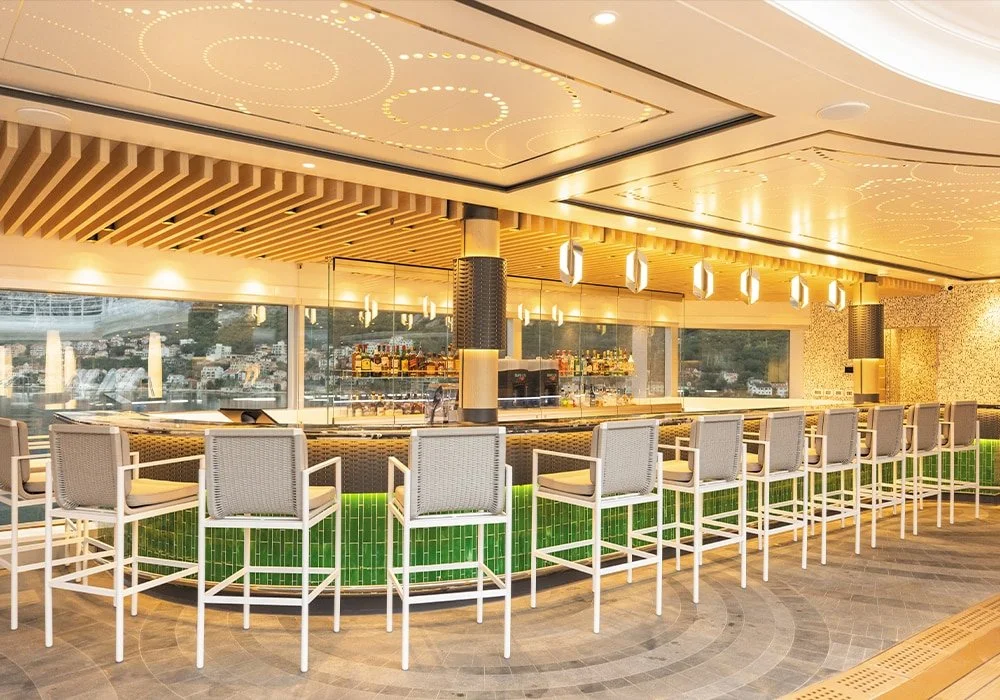 Pool Bar on Seven Seas Grandeur (PC: Regent Seven Seas)