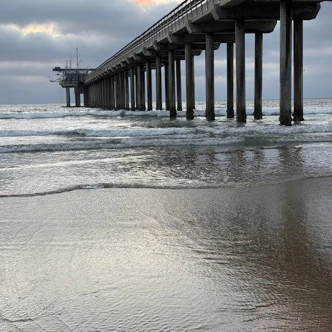 At the beach recently, taking my daughter&rsquo;s graduation photos&hellip;
and feeling how quickly everything changes.

Incredibly proud of her and excited for what lies ahead.
And aware I&rsquo;m stepping into something new, too.

These quiet trans