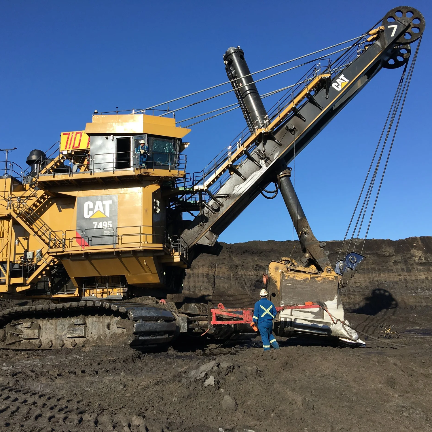 Electric rope shovel loading at the mine face