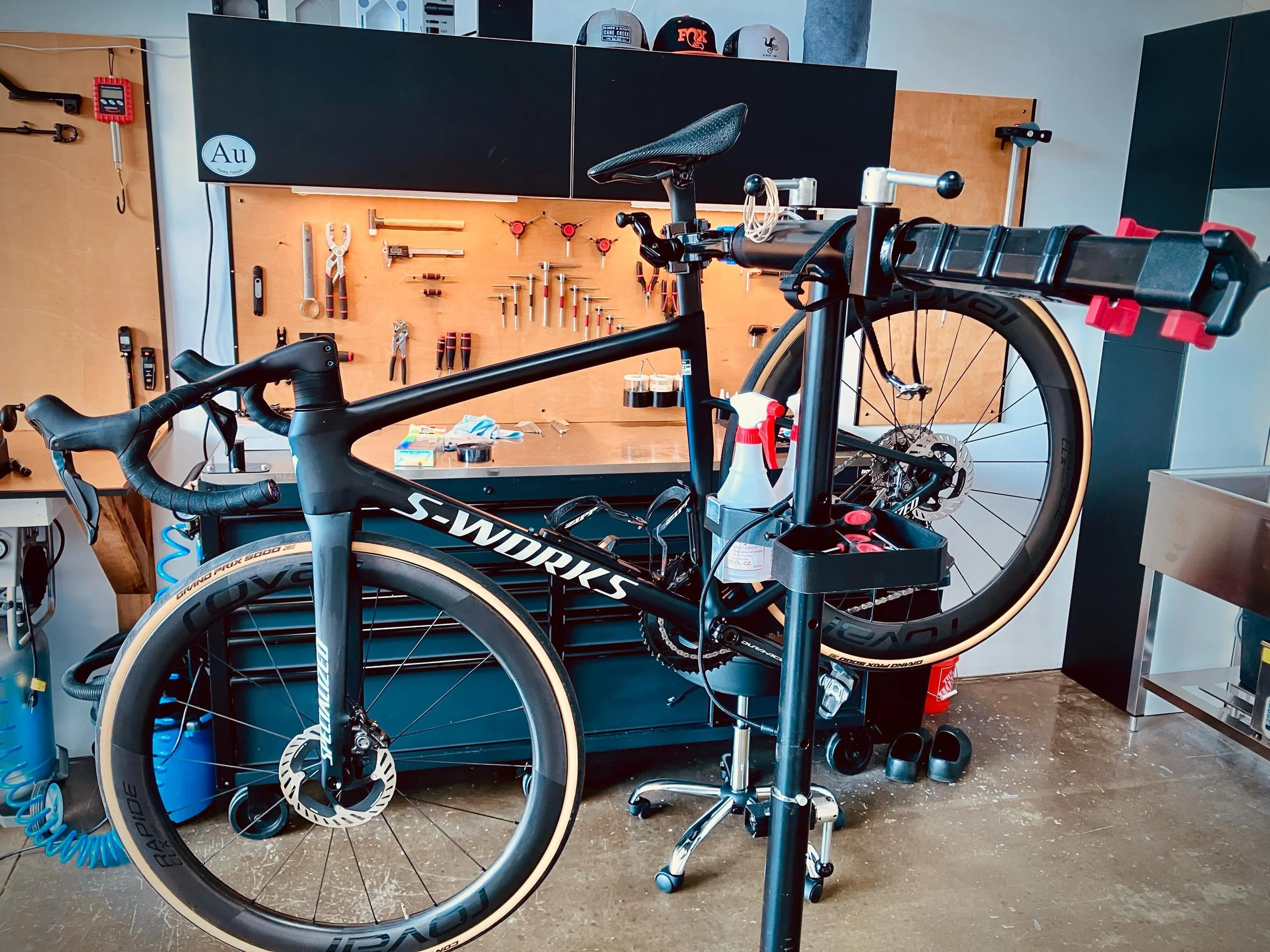 53/39? 52/36? 50/34? Whatever your flavor, @shimanoroad has a solution to your needs as a rider. @303_ciclista opted for a 52/36 + 11-34t under the banner of &ldquo;spin to win&rdquo; for our local terrain. Fresh wax, a front to back inspection, and 