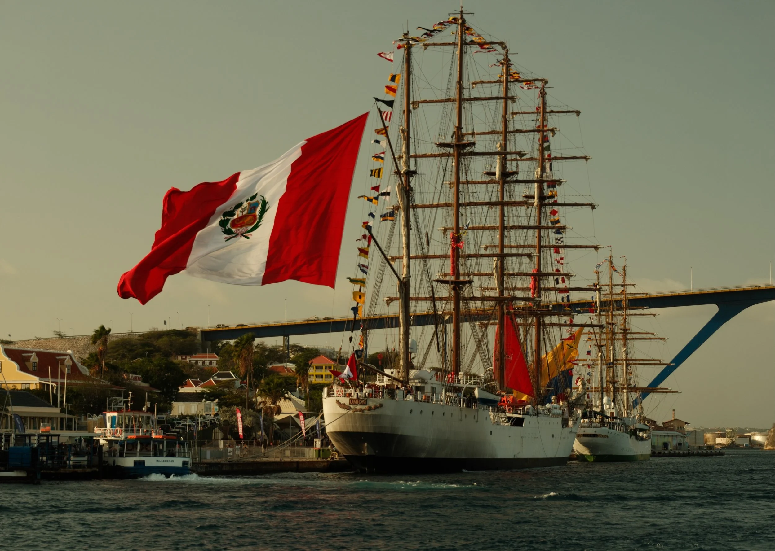 Never seen such a big flag 🇵🇪 #korsou #curacao #sail