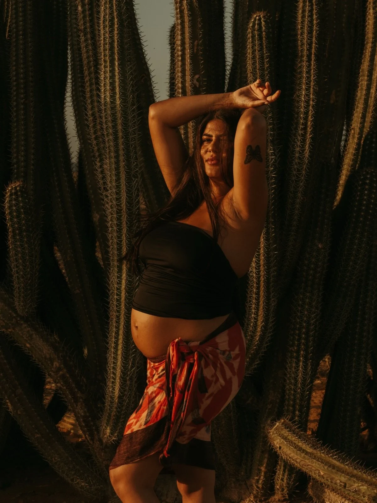 I just love the way the Aruba evening sun can kiss a skin like this. Combine that with the rugged terrain, cactusses and beauty of pregnancy and you get the most perfect result ever &hearts;️📸🌅