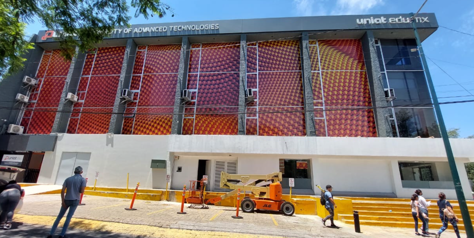 Instalación de vinil micro-perforado en altura.