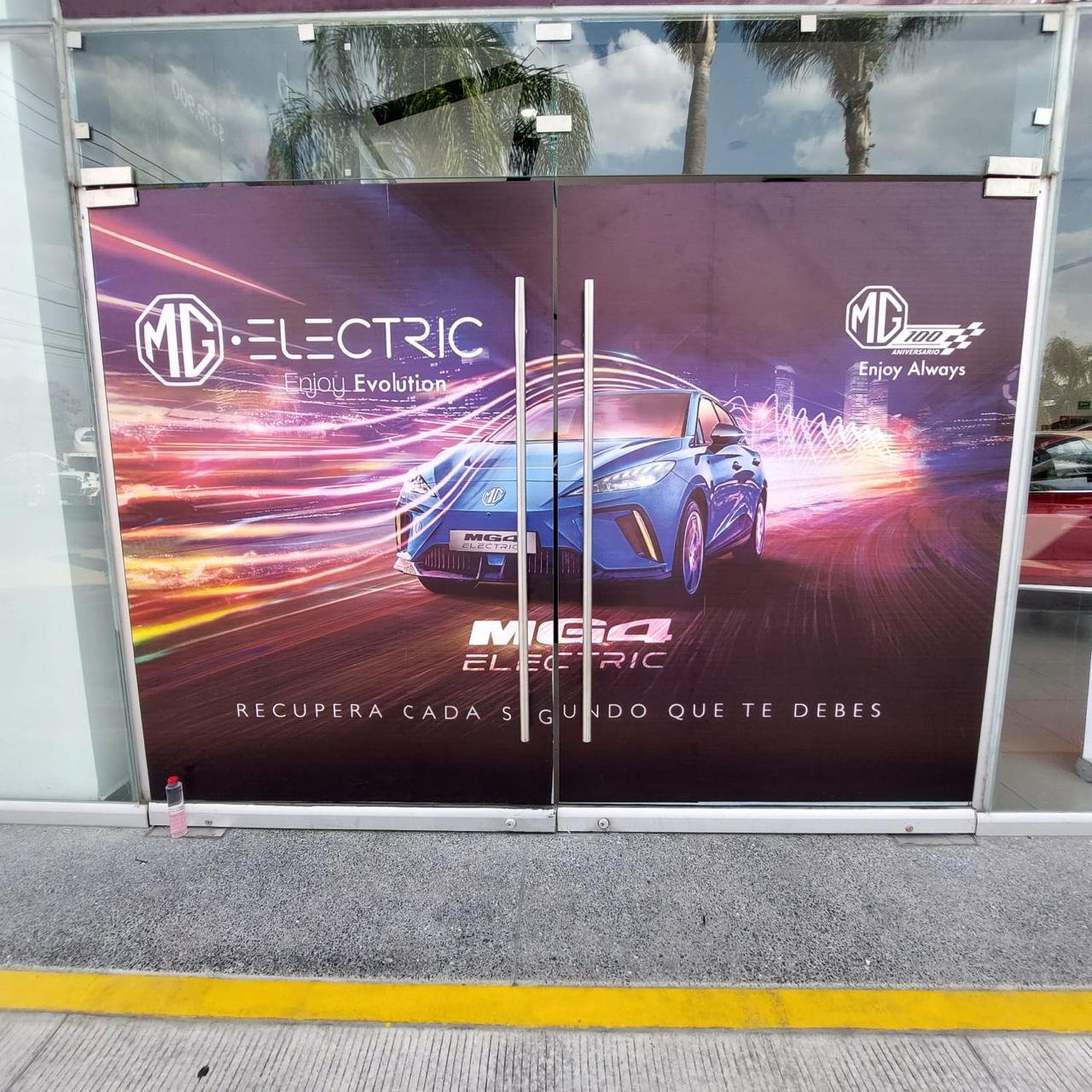 Impresión e instalación de vinil en superficies.