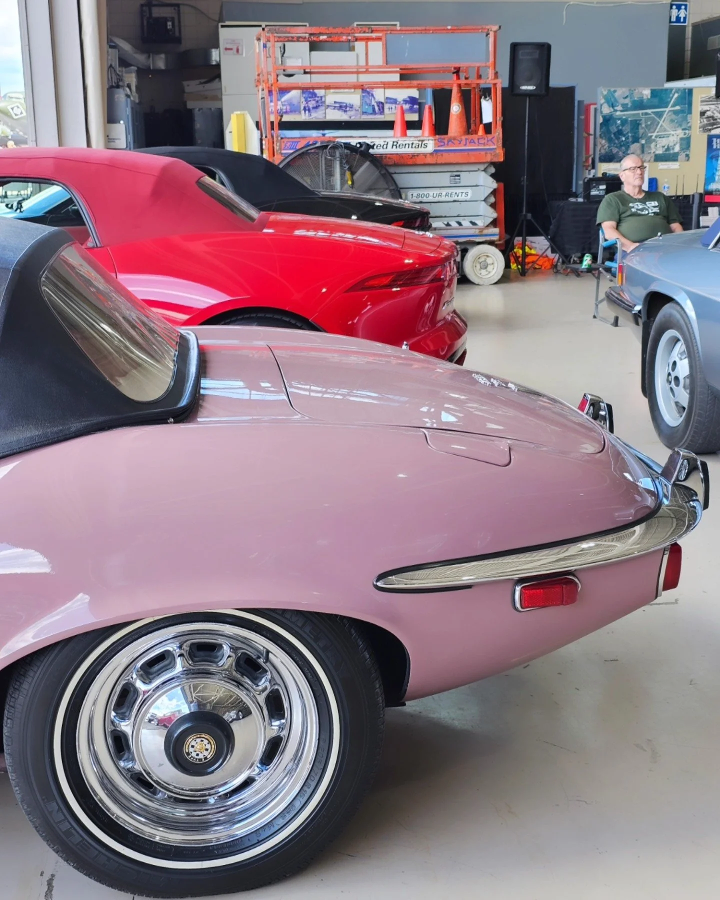 Tasty colours @ojoacarclub 2024 Concourse. Great turnout as always, and so many amazing #jaguar #automobiles