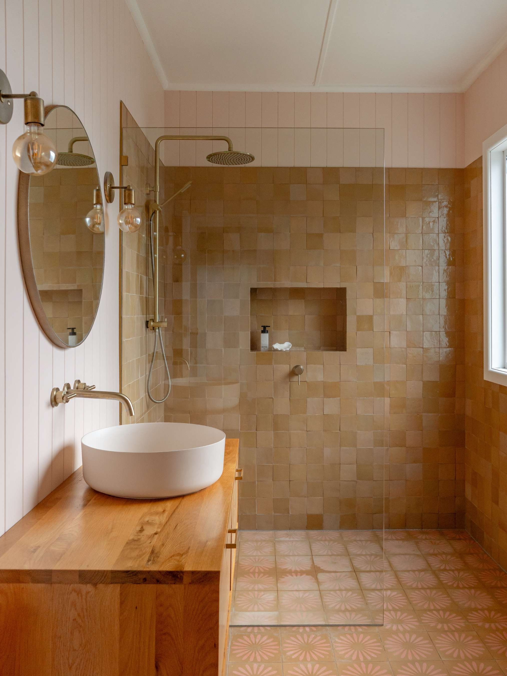 Crescent Head Beach Shack Airbnb Photography, Accommodation photoshoot at Beachouse in NSW Australia in a 70s-inspired house, a photo of a retro bathroom