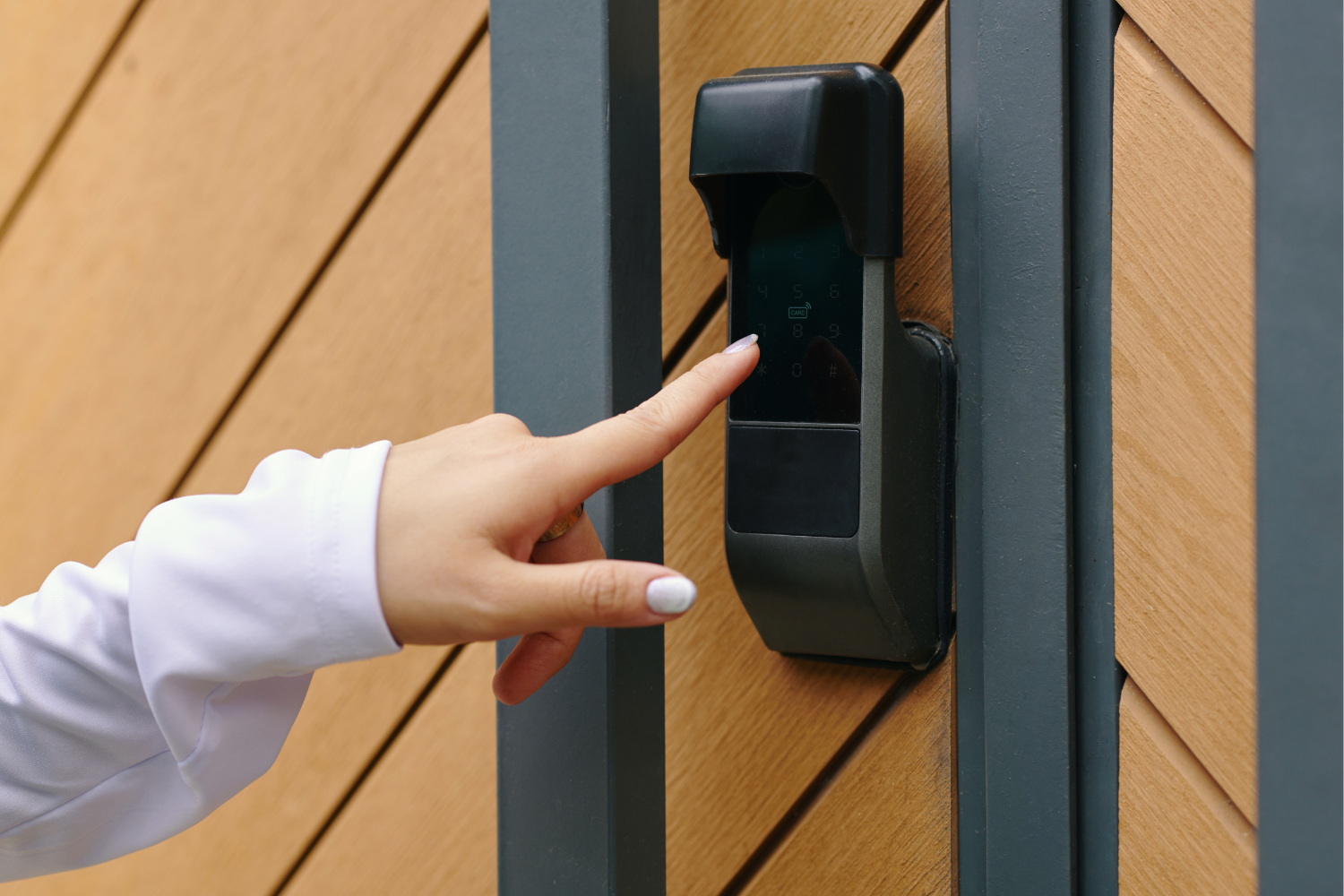 Choosing Between Smart Locks and Traditional Locks