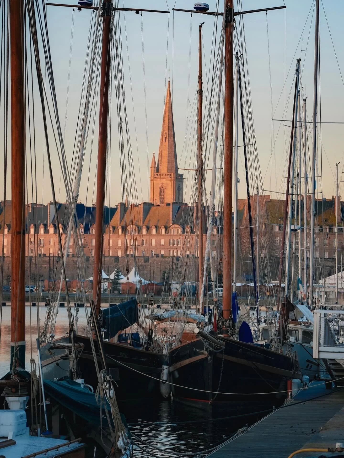 Le soleil se l&egrave;ve sur Saint-Malo

Toute l&rsquo;&eacute;quipe de l&rsquo;Atelier de la Cr&ecirc;pe est pr&ecirc;te &agrave; vous accueillir !

Venez d&eacute;couvrir nos galettes et nos cr&ecirc;pes tous les midis dans notre restaurant d&rsquo