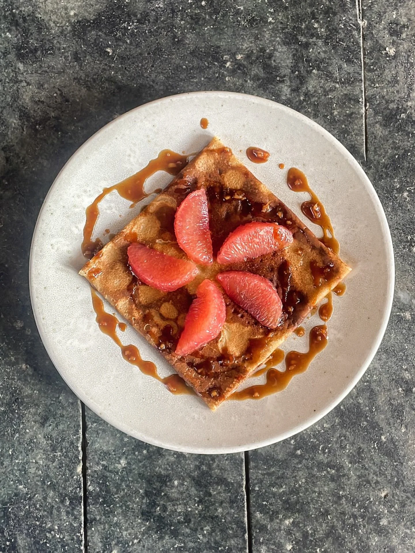 | CR&Ecirc;PE DE SAISON I

Cr&ecirc;pe de froment, segments de pamplemousse rose, caramel au gingembre confit 

Recette actuellement disponible au restaurant d&rsquo;application, jusqu&rsquo;&agrave; demain.

📍 Atelier de la Cr&ecirc;pe 

📸 @dlmns 