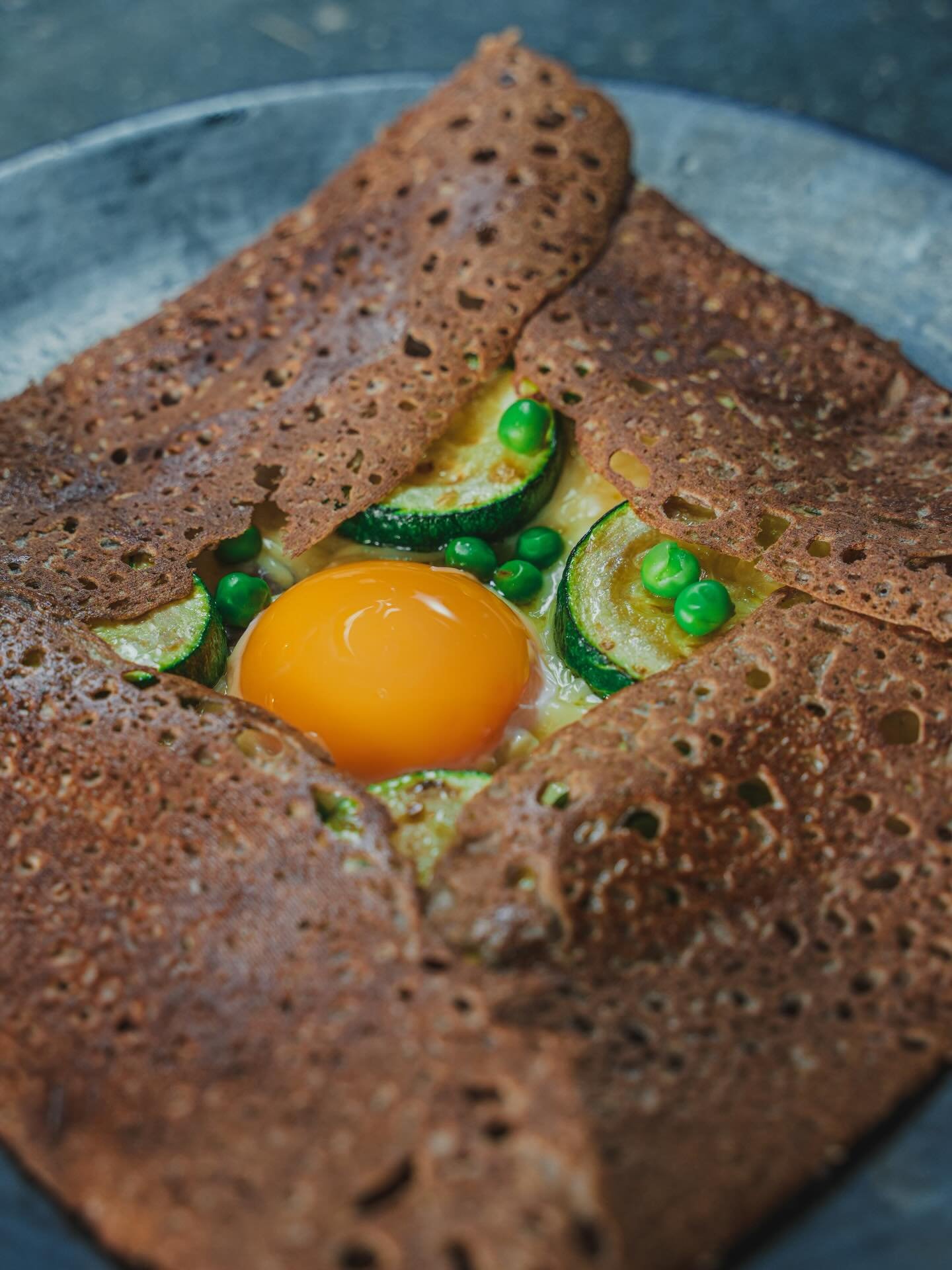 I GALETTE DE SAISON I

Emmental, &oelig;uf, petits pois et courgettes grill&eacute;es de La Ferme Breizh Caf&eacute;, sauce estragon 

Une recette &agrave; d&eacute;couvrir aujourd&rsquo;hui au restaurant d&rsquo;application 

📍Atelier de la Cr&ecir